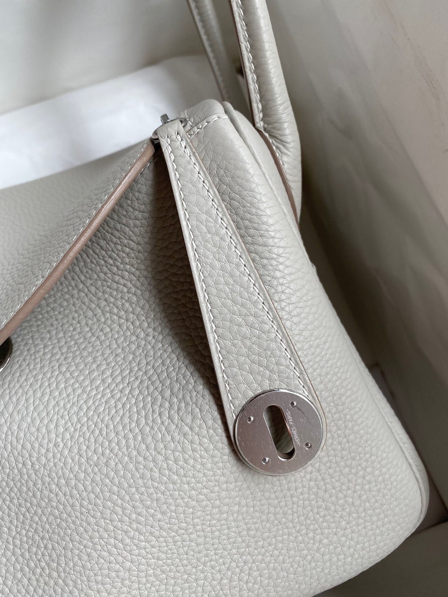 H**mes lindy 26 handmade bag in pearl grey clemence leather