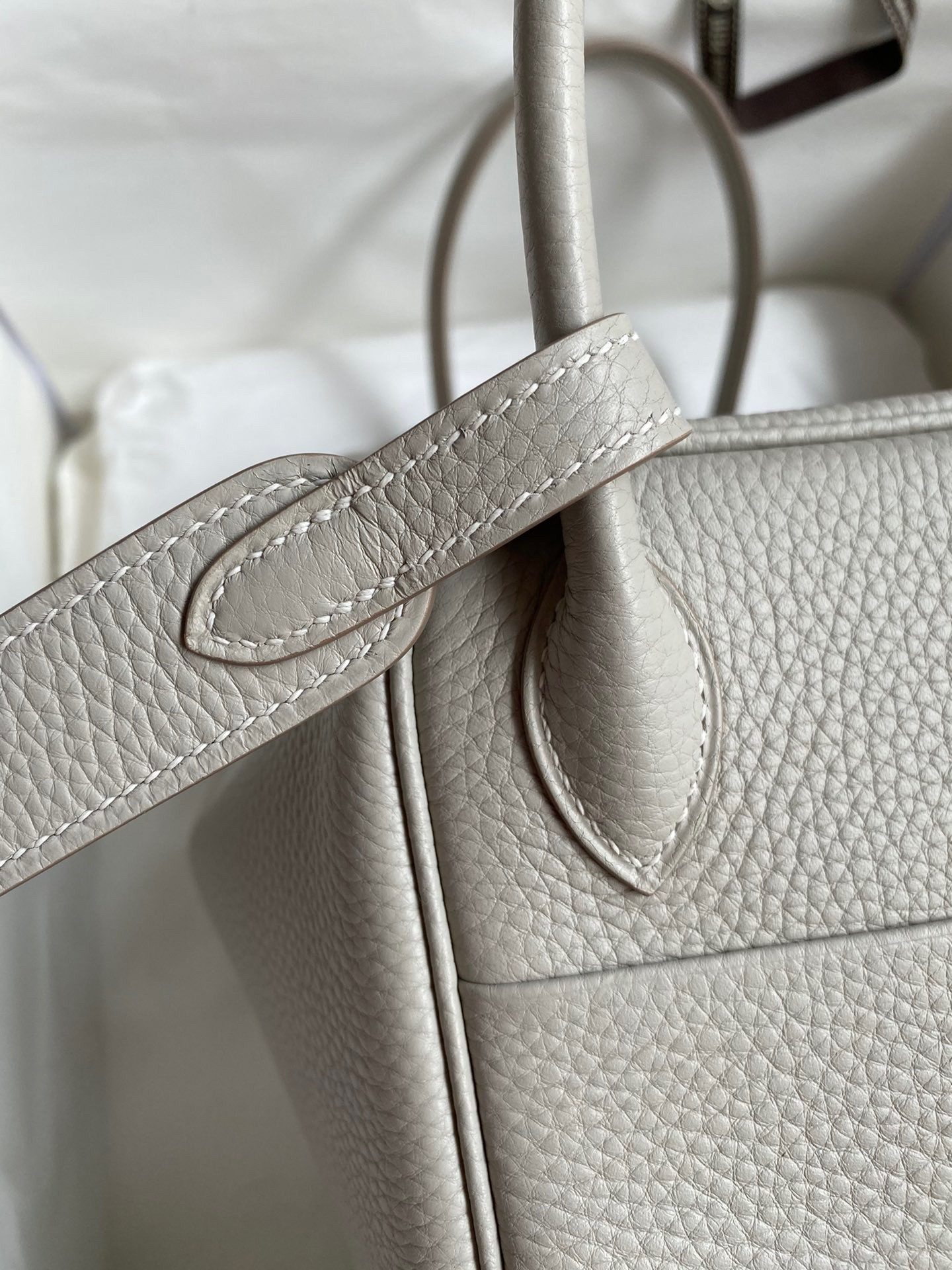 H**mes lindy 26 handmade bag in pearl grey clemence leather