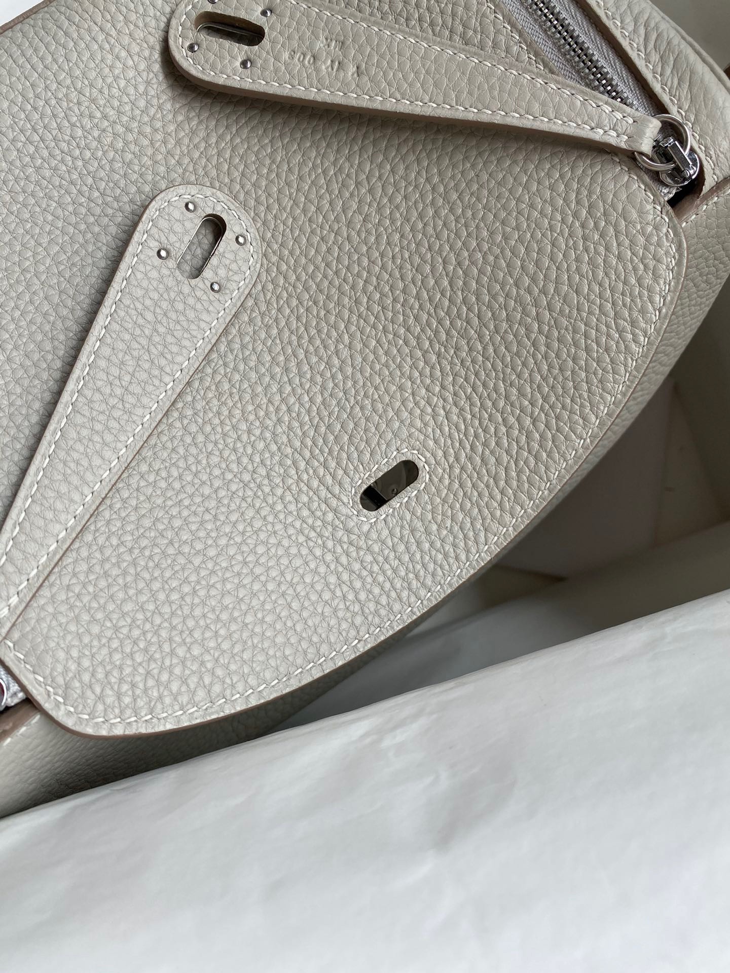 H**mes lindy 26 handmade bag in pearl grey clemence leather