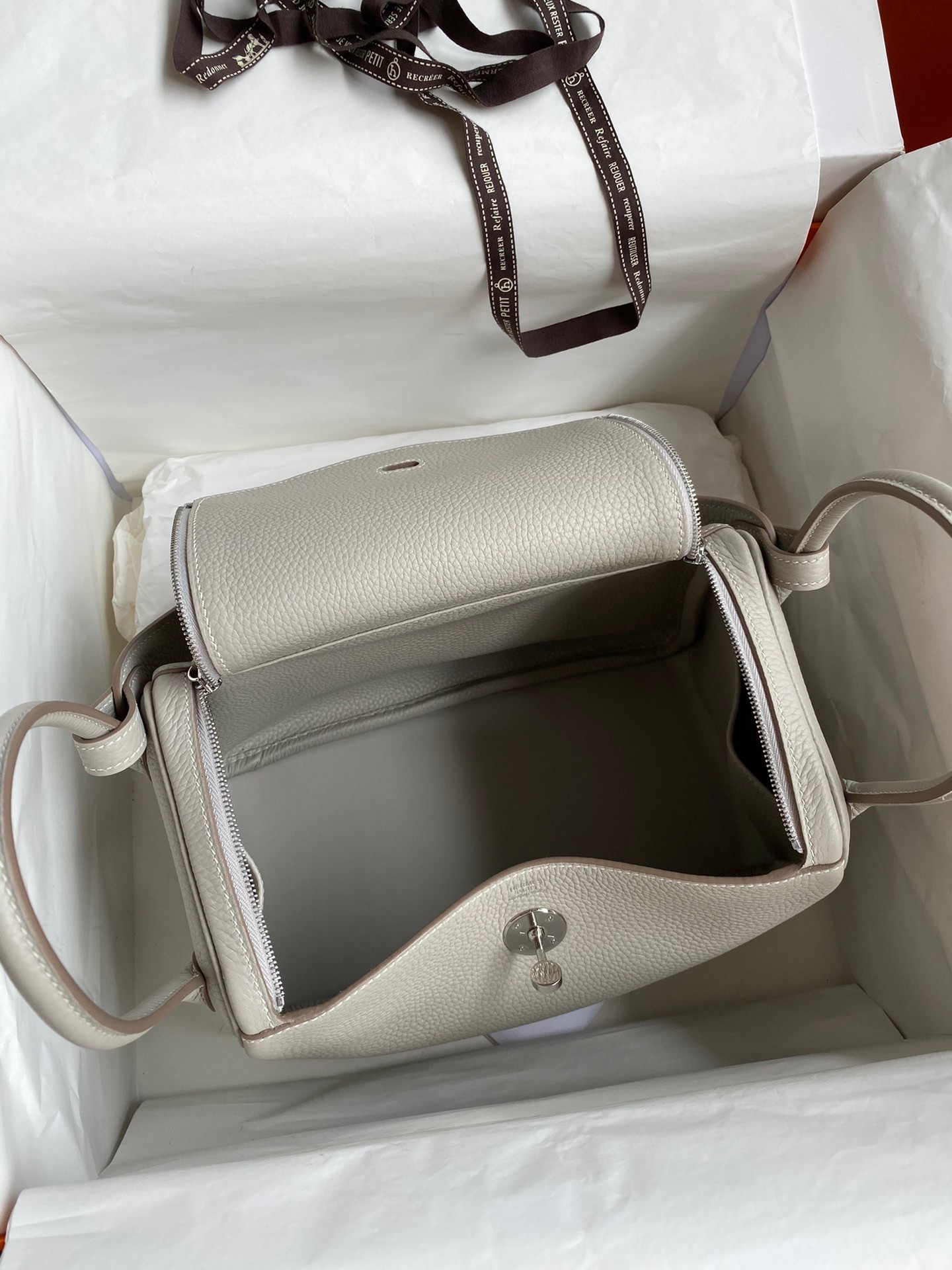 H**mes lindy 26 handmade bag in pearl grey clemence leather