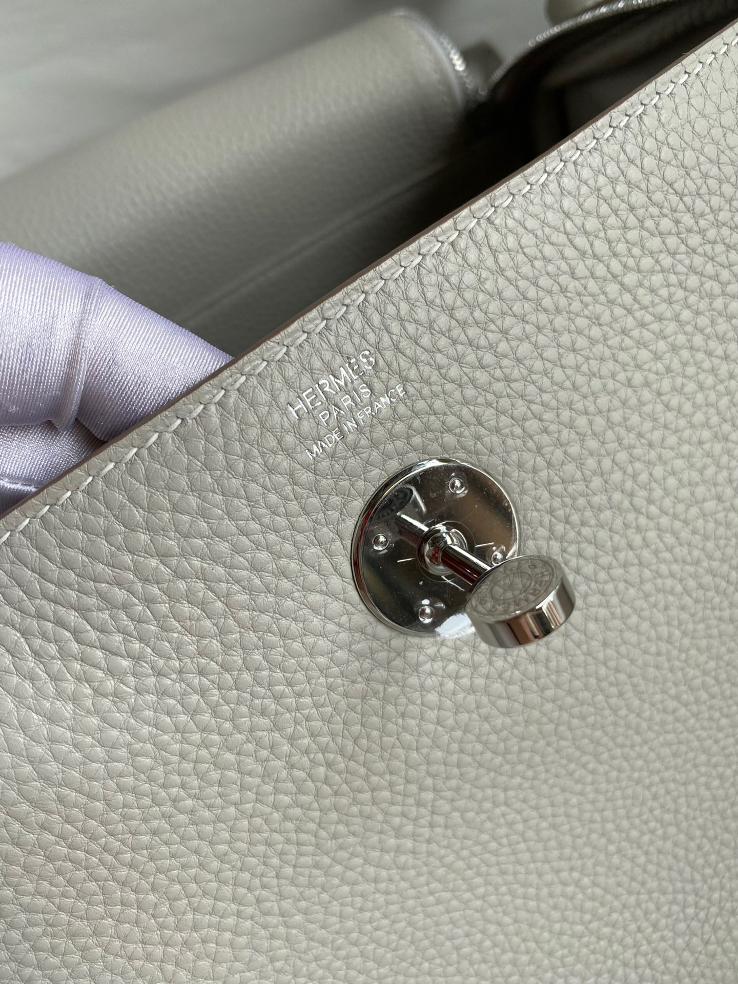 H**mes lindy 26 handmade bag in pearl grey clemence leather