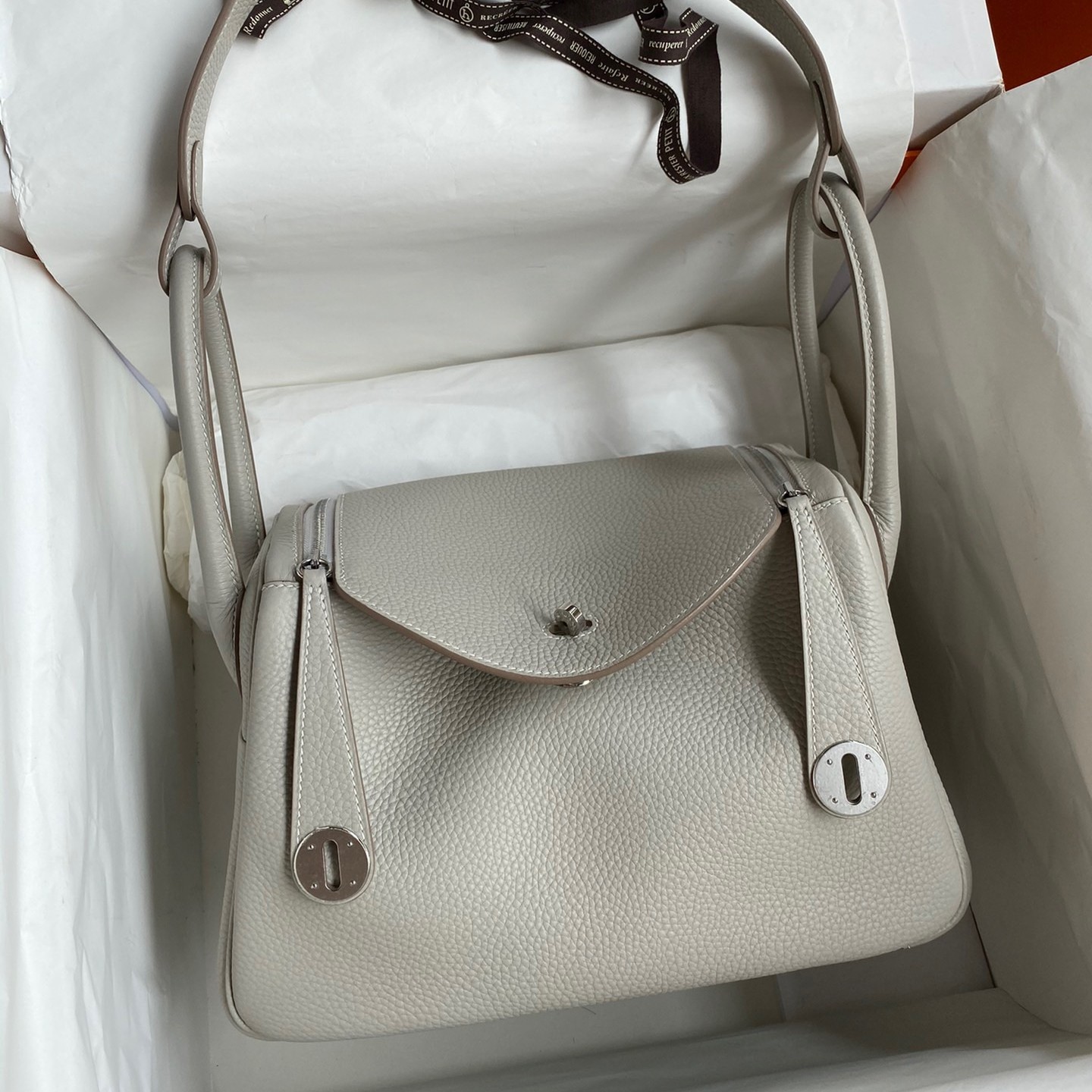 H**mes lindy 26 handmade bag in pearl grey clemence leather