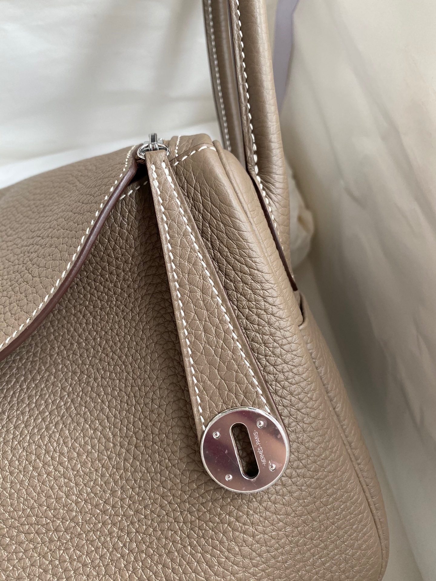 H**mes lindy 26 handmade bag in taupe clemence leather