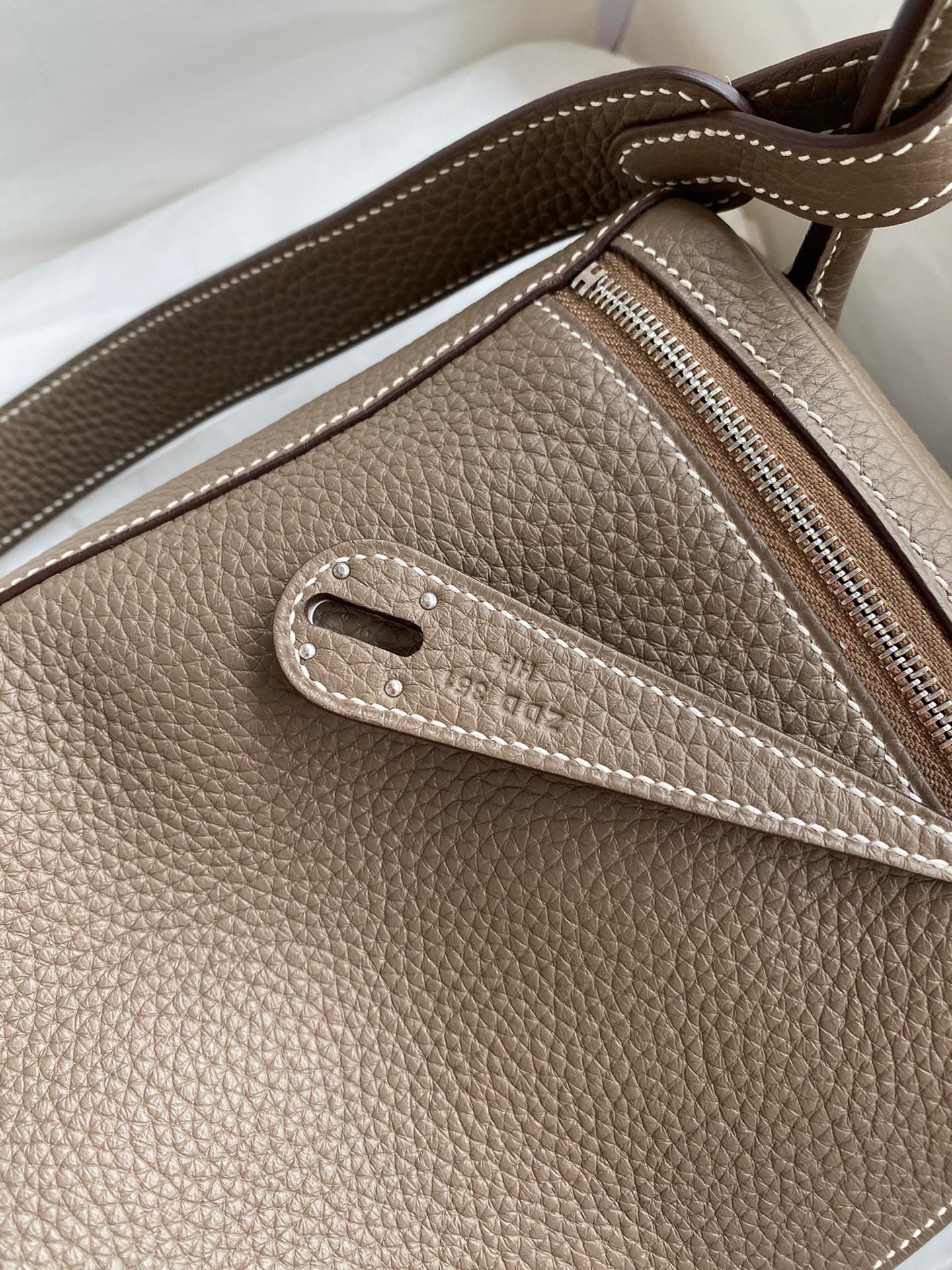 H**mes lindy 26 handmade bag in taupe clemence leather