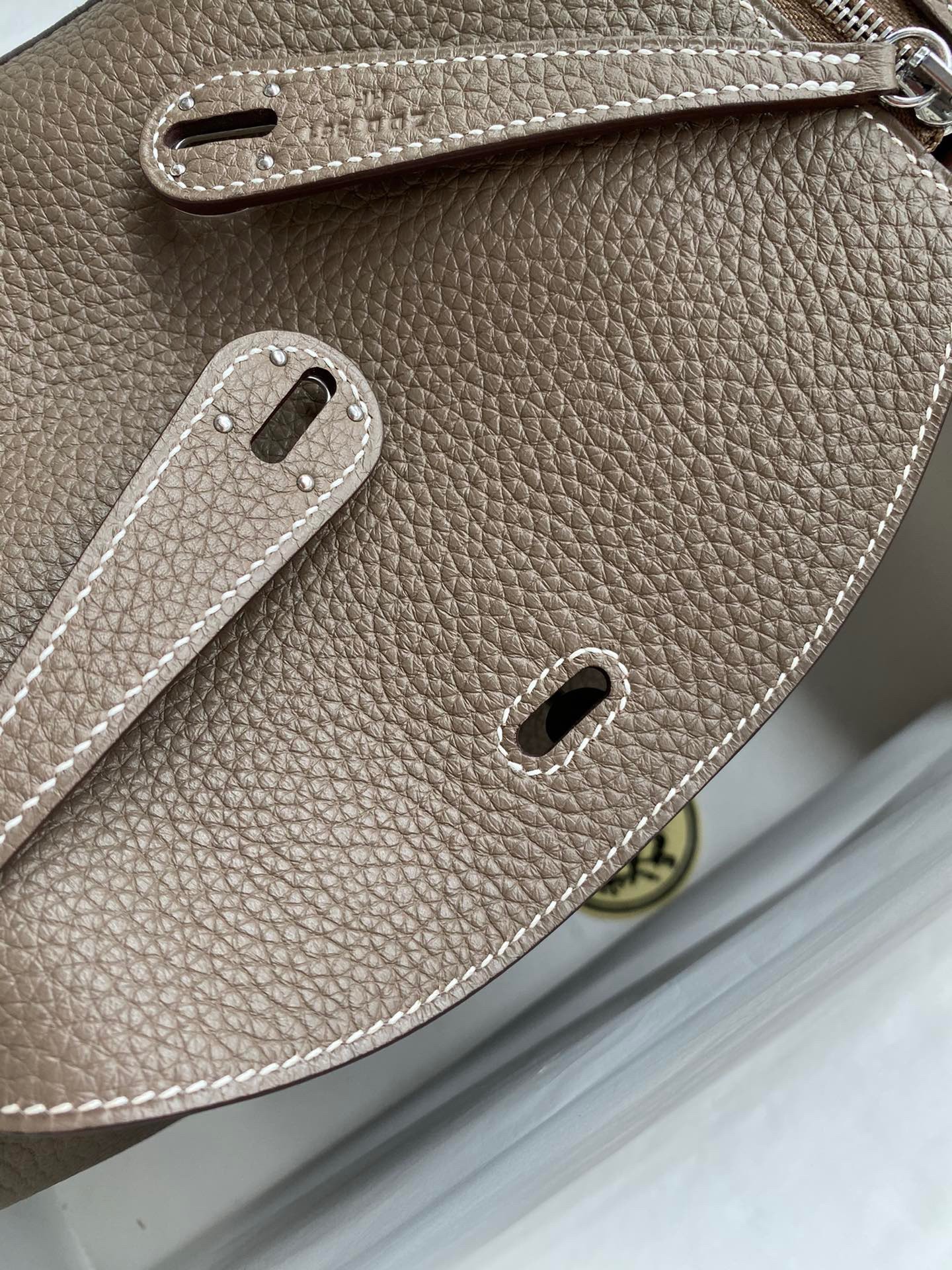 H**mes lindy 26 handmade bag in taupe clemence leather