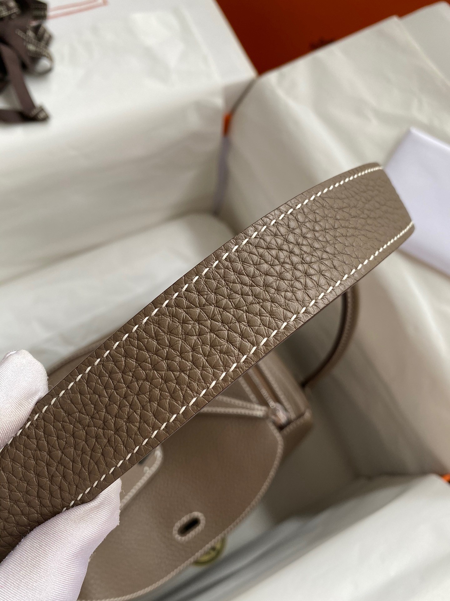 H**mes lindy 26 handmade bag in taupe clemence leather