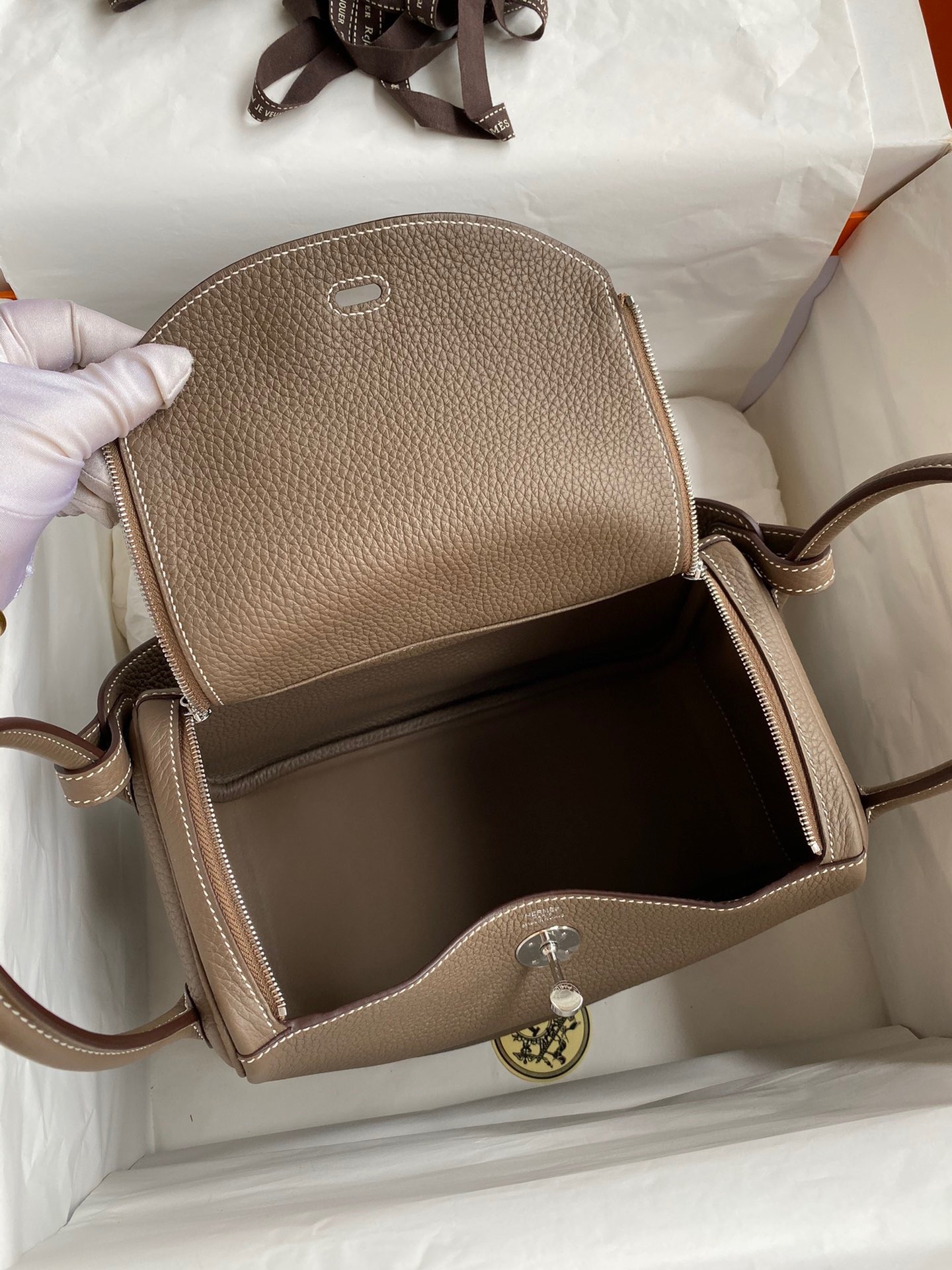 H**mes lindy 26 handmade bag in taupe clemence leather