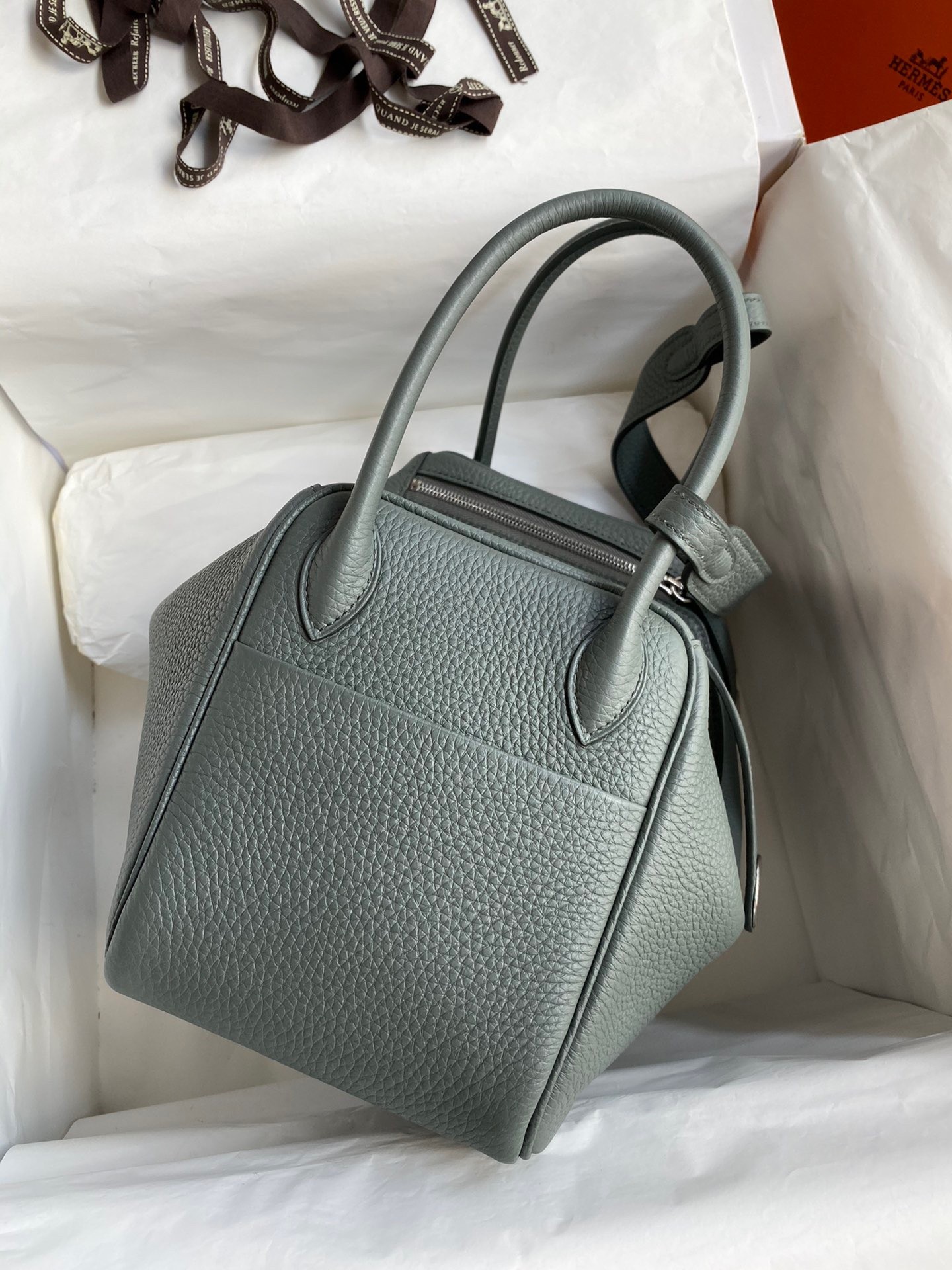 H**mes lindy 26 handmade bag in vert amande clemence leather