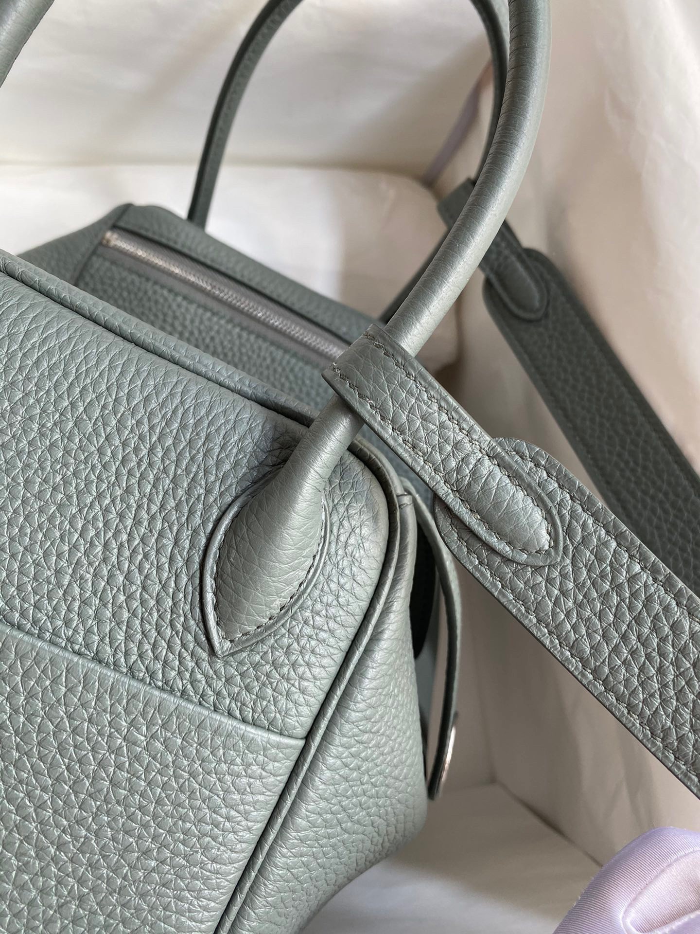 H**mes lindy 26 handmade bag in vert amande clemence leather