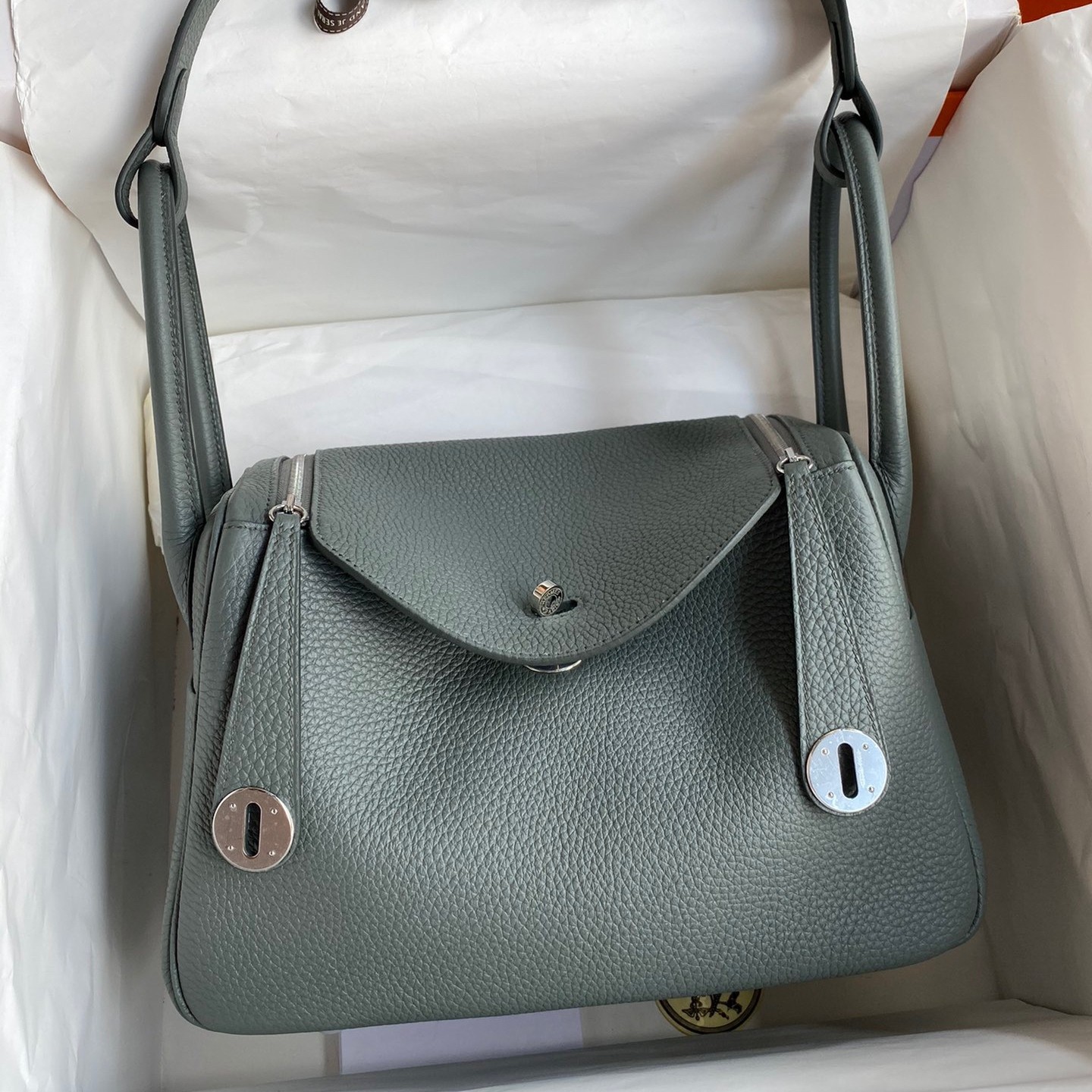H**mes lindy 26 handmade bag in vert amande clemence leather