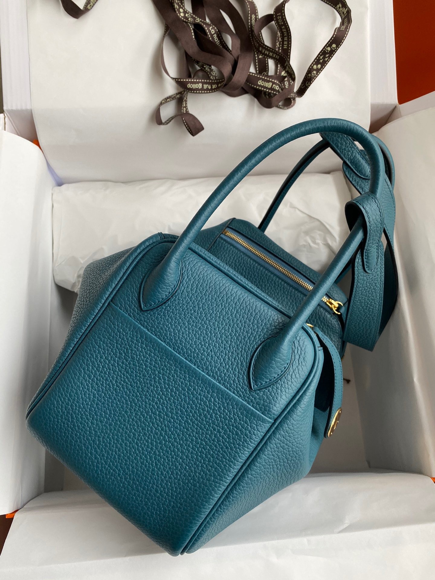 H**mes lindy 26 handmade bag in vert bosphore clemence leather