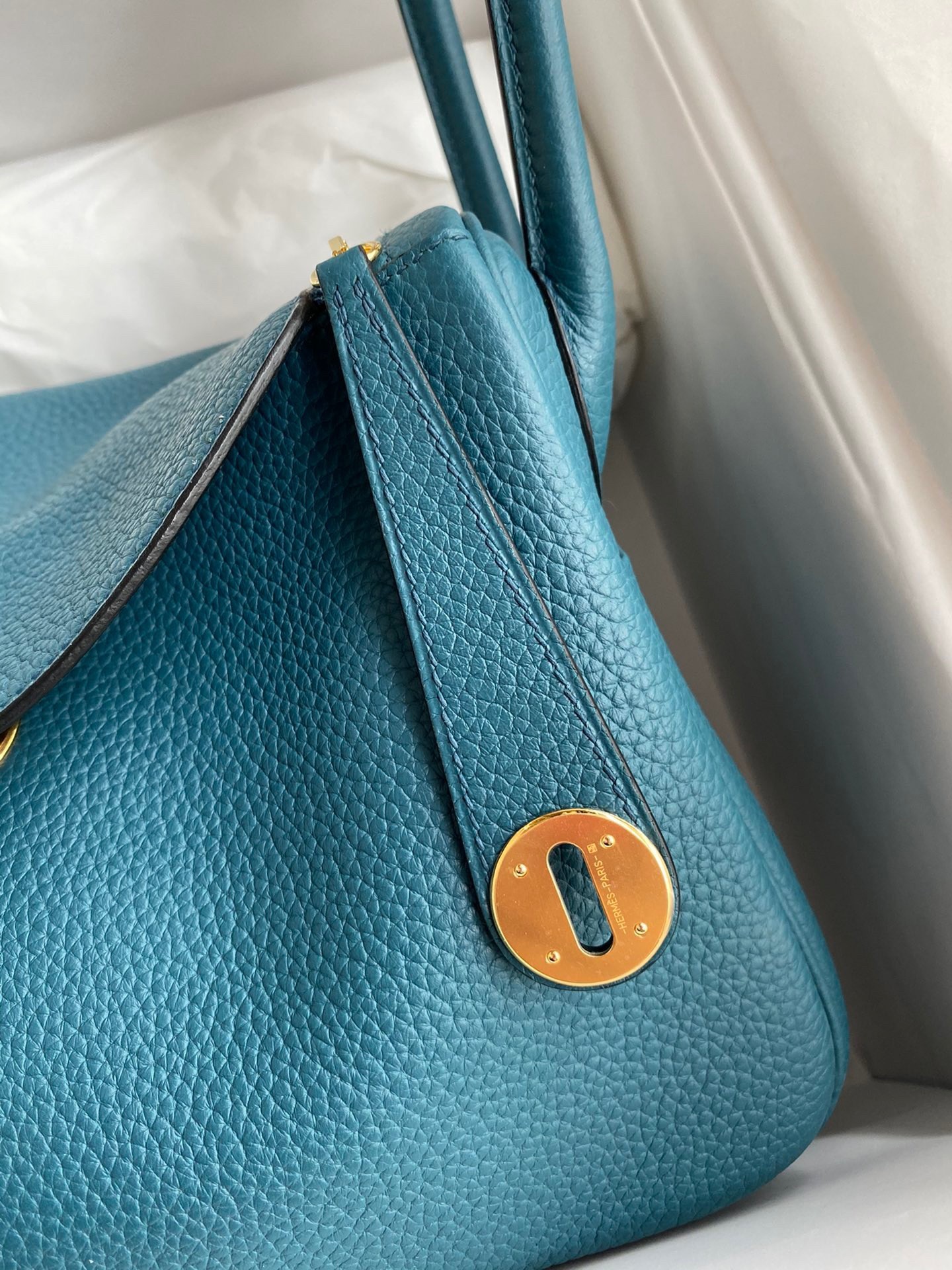 H**mes lindy 26 handmade bag in vert bosphore clemence leather