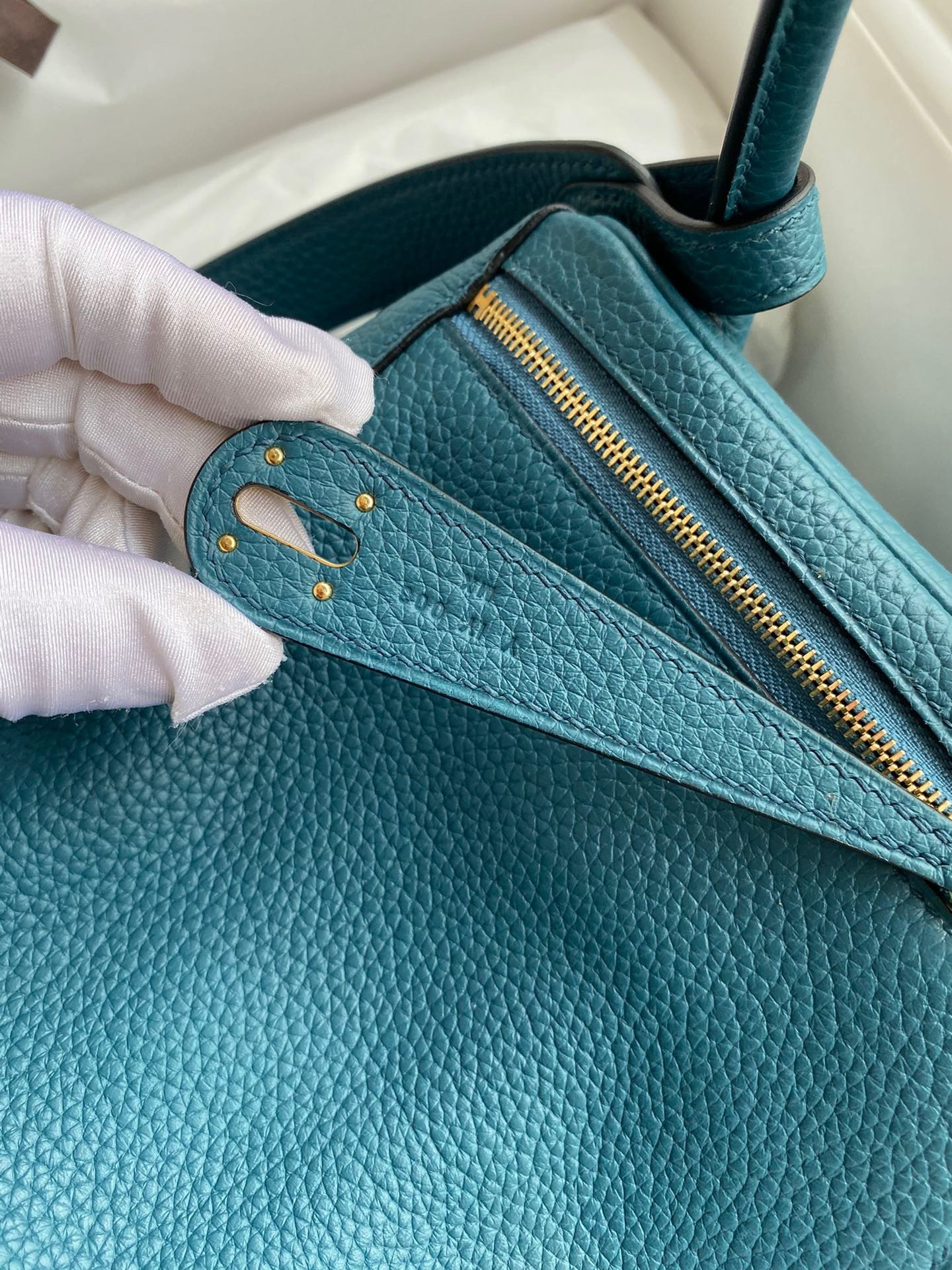 H**mes lindy 26 handmade bag in vert bosphore clemence leather