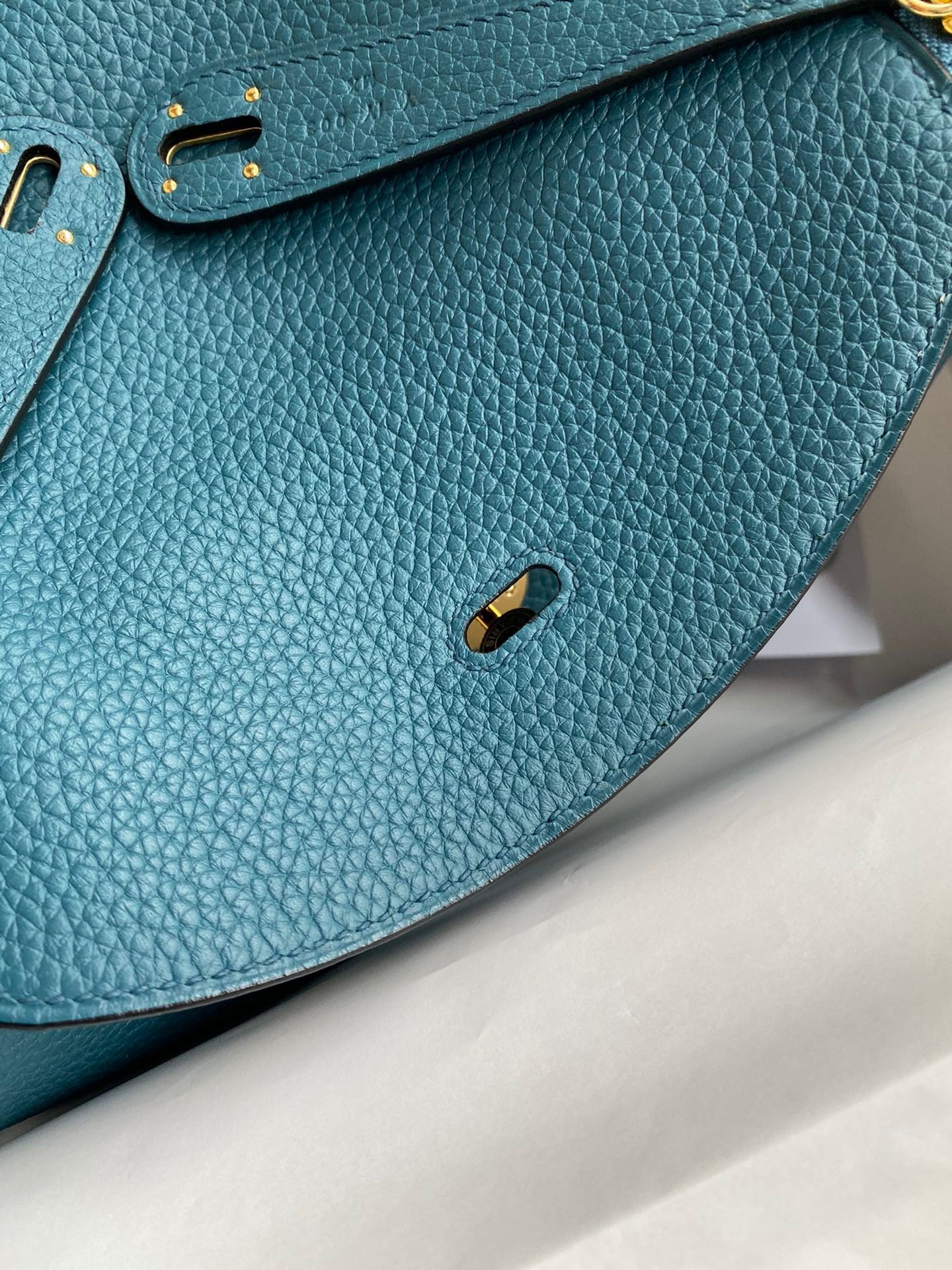 H**mes lindy 26 handmade bag in vert bosphore clemence leather