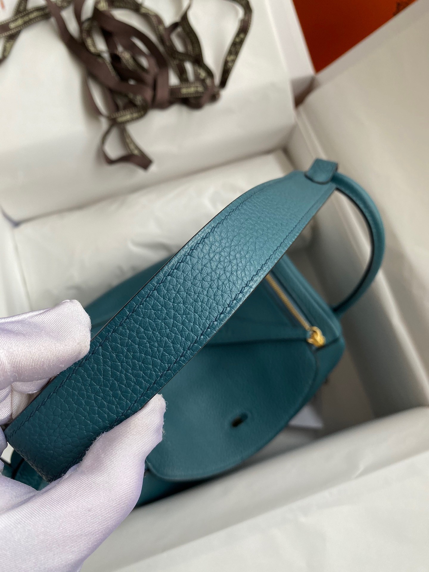 H**mes lindy 26 handmade bag in vert bosphore clemence leather