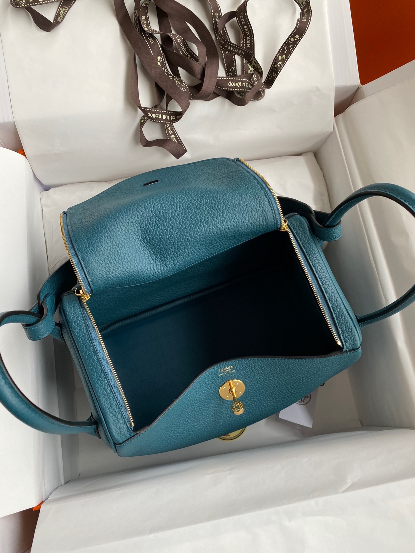 H**mes lindy 26 handmade bag in vert bosphore clemence leather