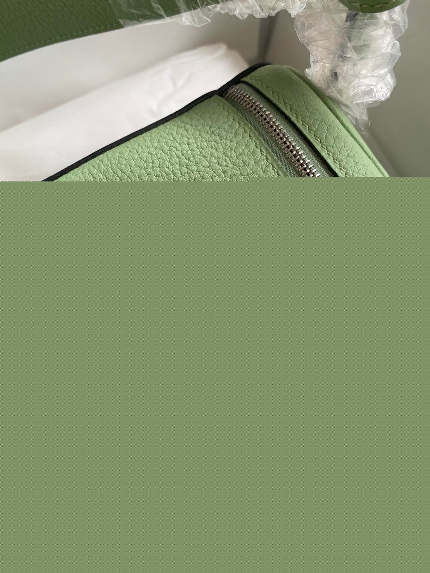 H**mes lindy 26 handmade bag in vert cypres clemence leather