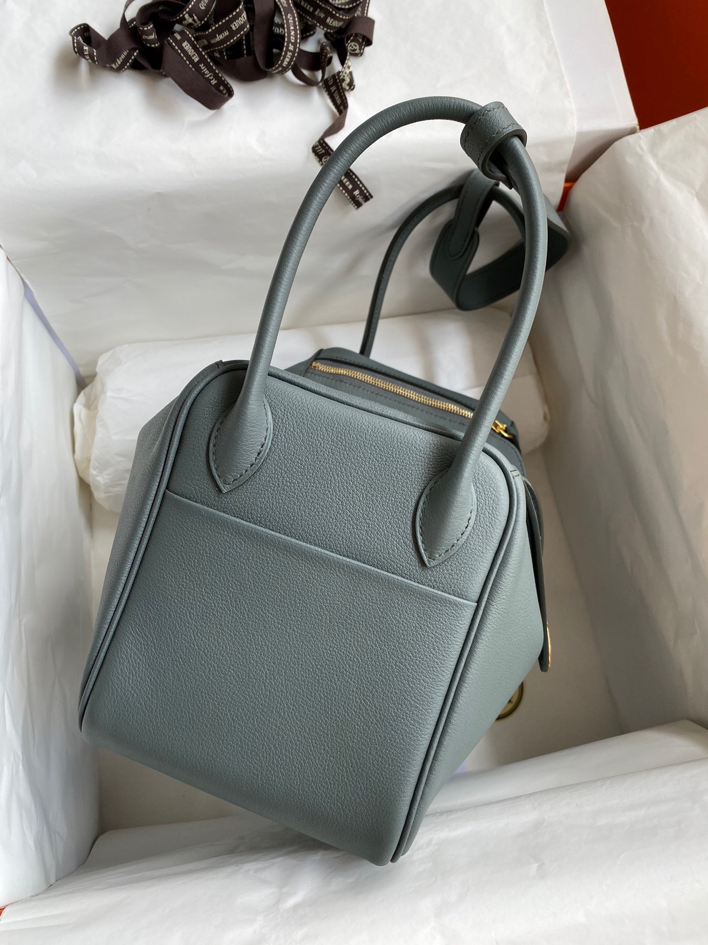 H**mes lindy 26 handmade bag in vert amande evercolor leather