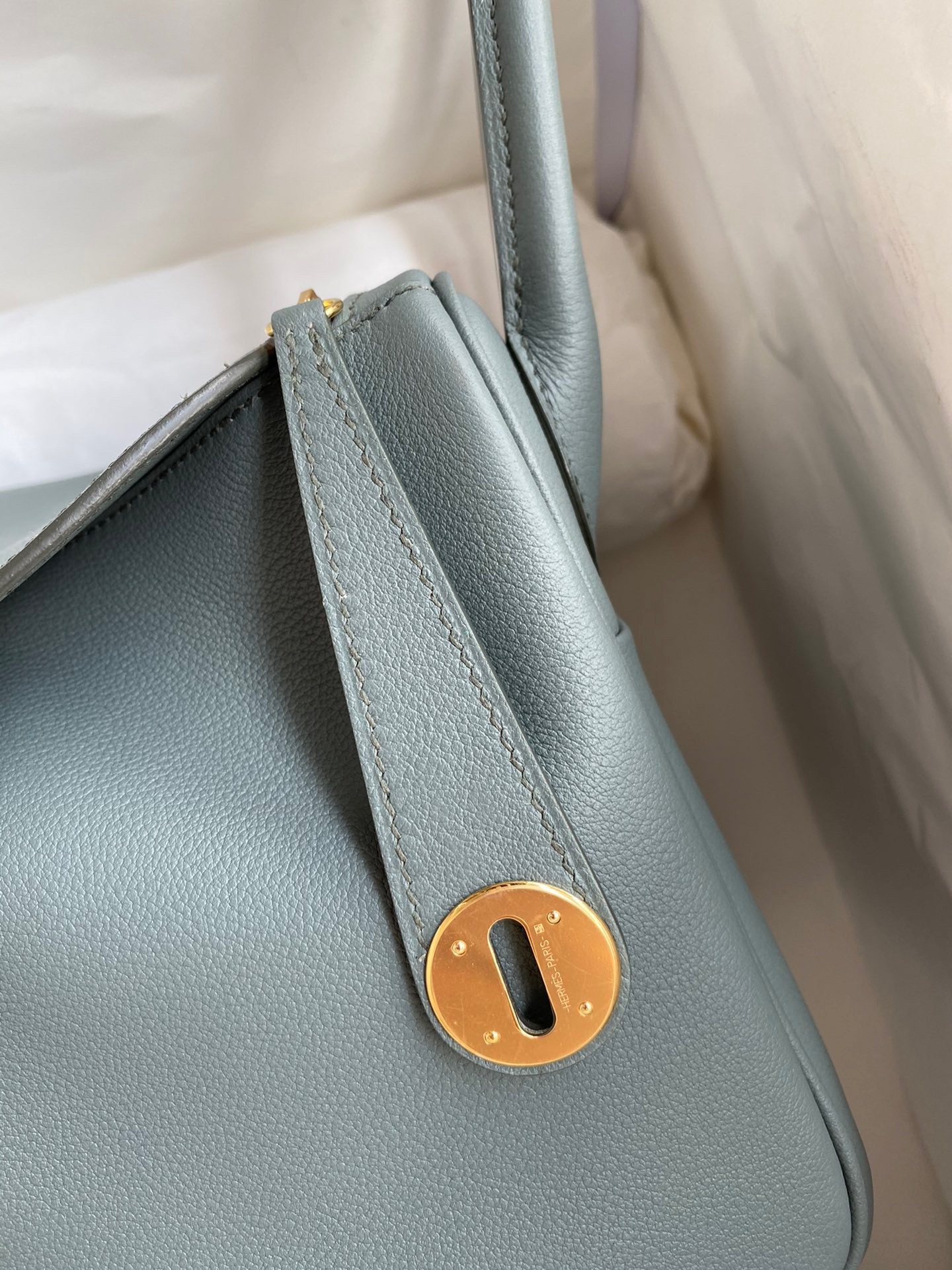 H**mes lindy 26 handmade bag in vert amande evercolor leather