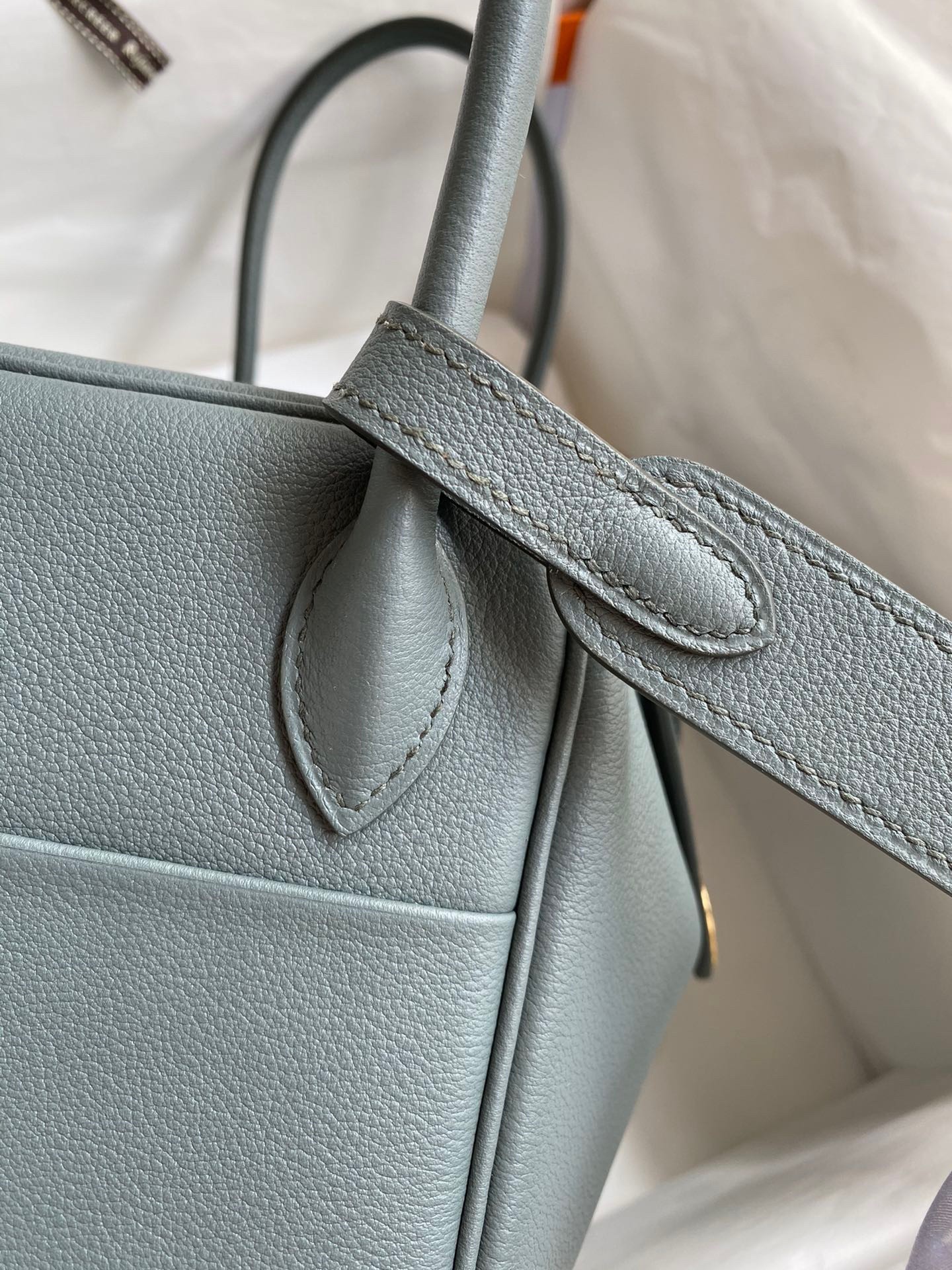 H**mes lindy 26 handmade bag in vert amande evercolor leather