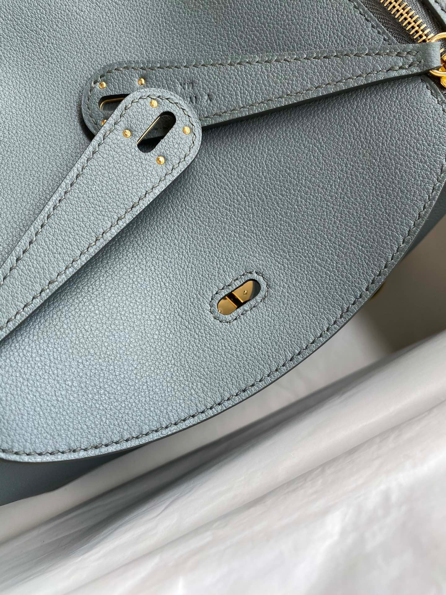 H**mes lindy 26 handmade bag in vert amande evercolor leather