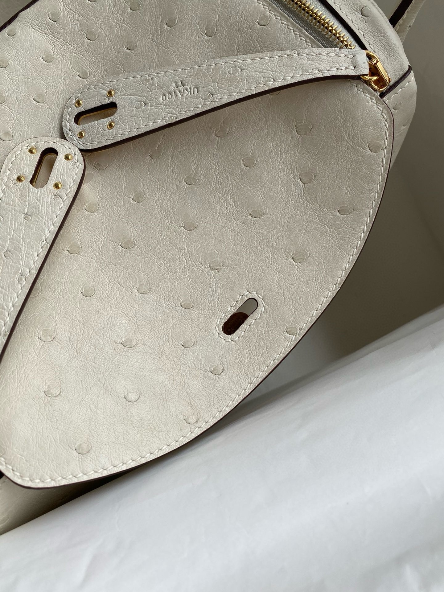 H**mes lindy 26 handmade bag in craie ostrich leather