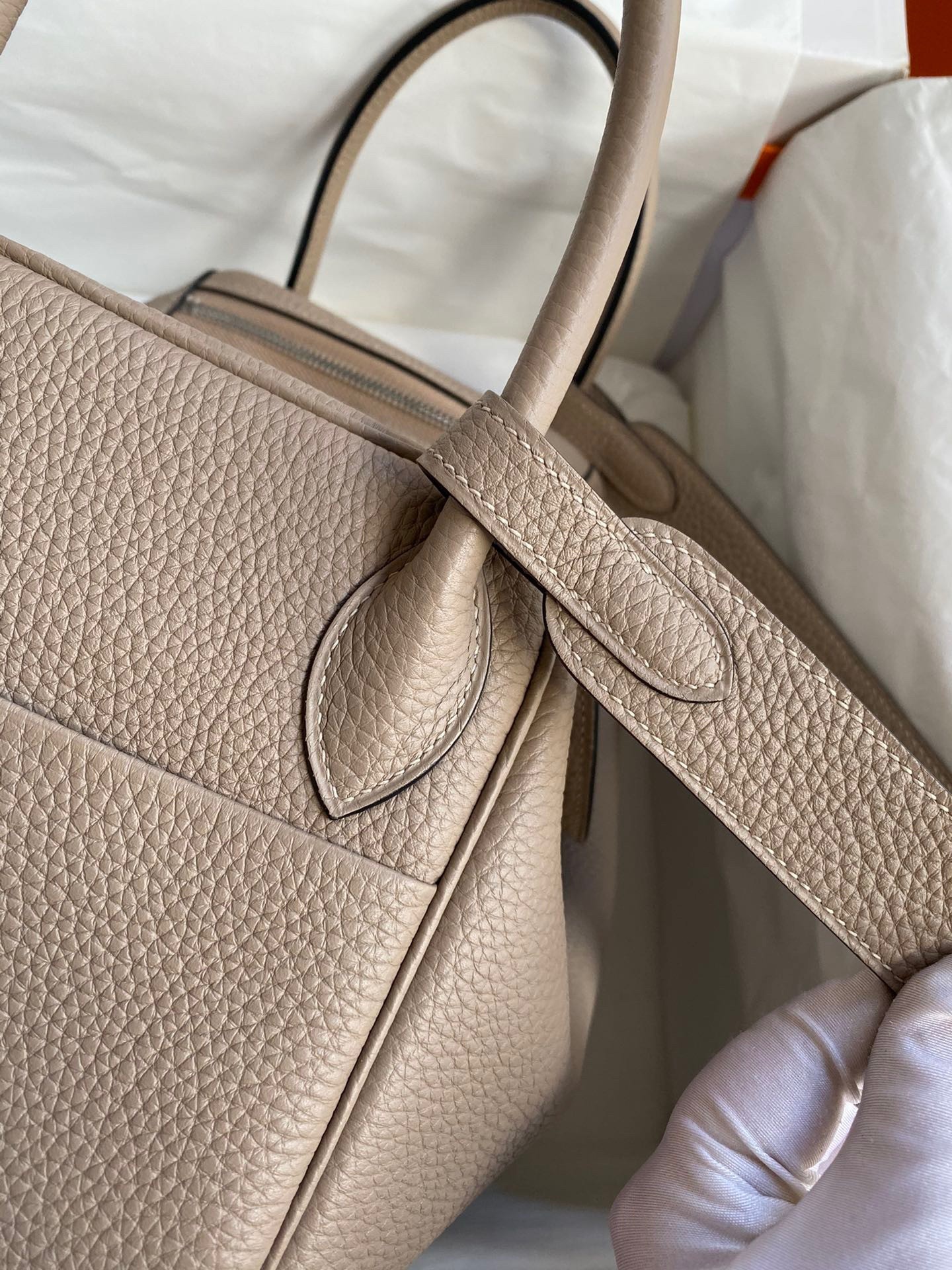 H**mes lindy 30 handmade bag in tourterelle clemence leather