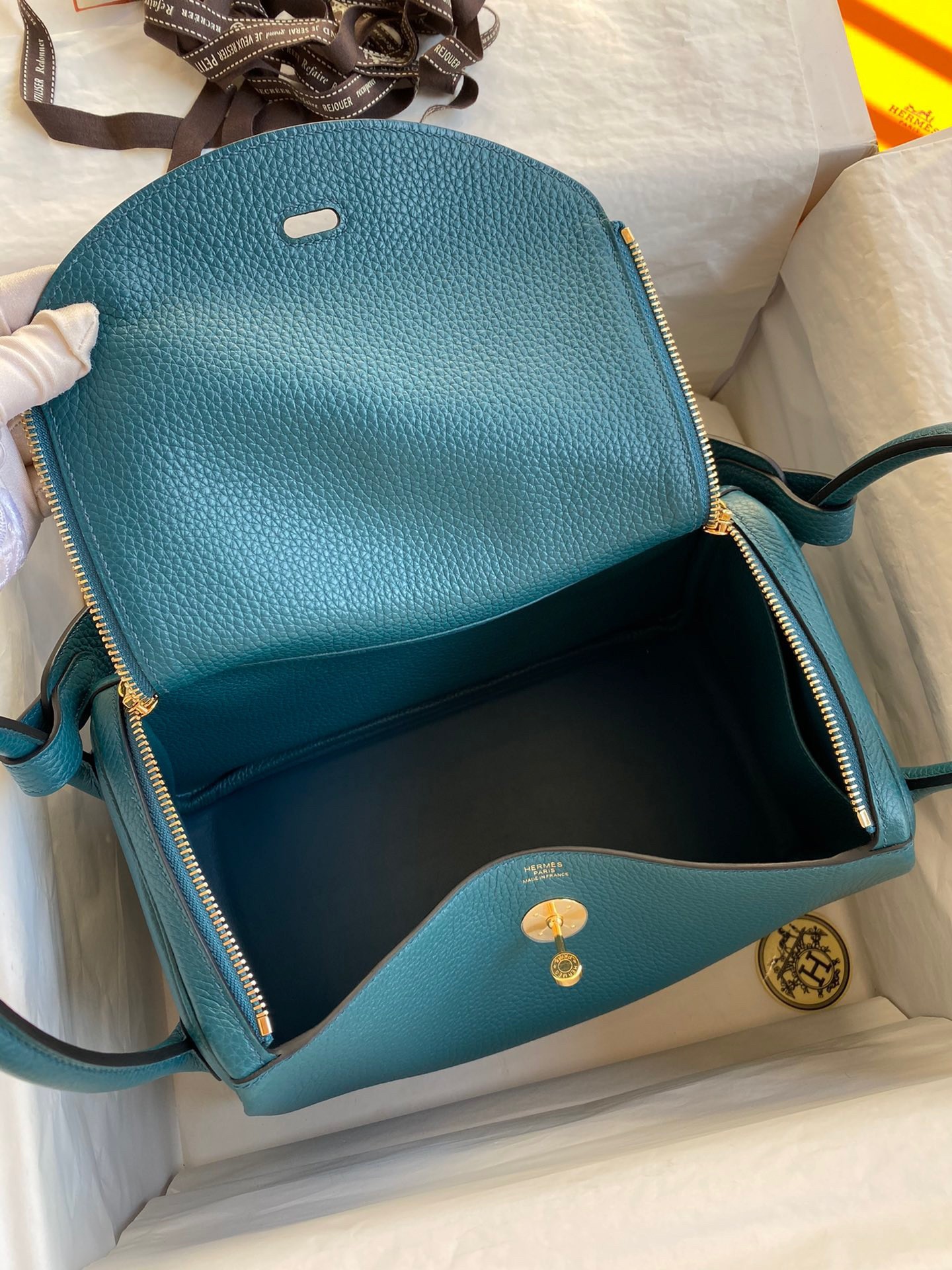H**mes lindy 30 handmade bag in vert bosphore clemence leather