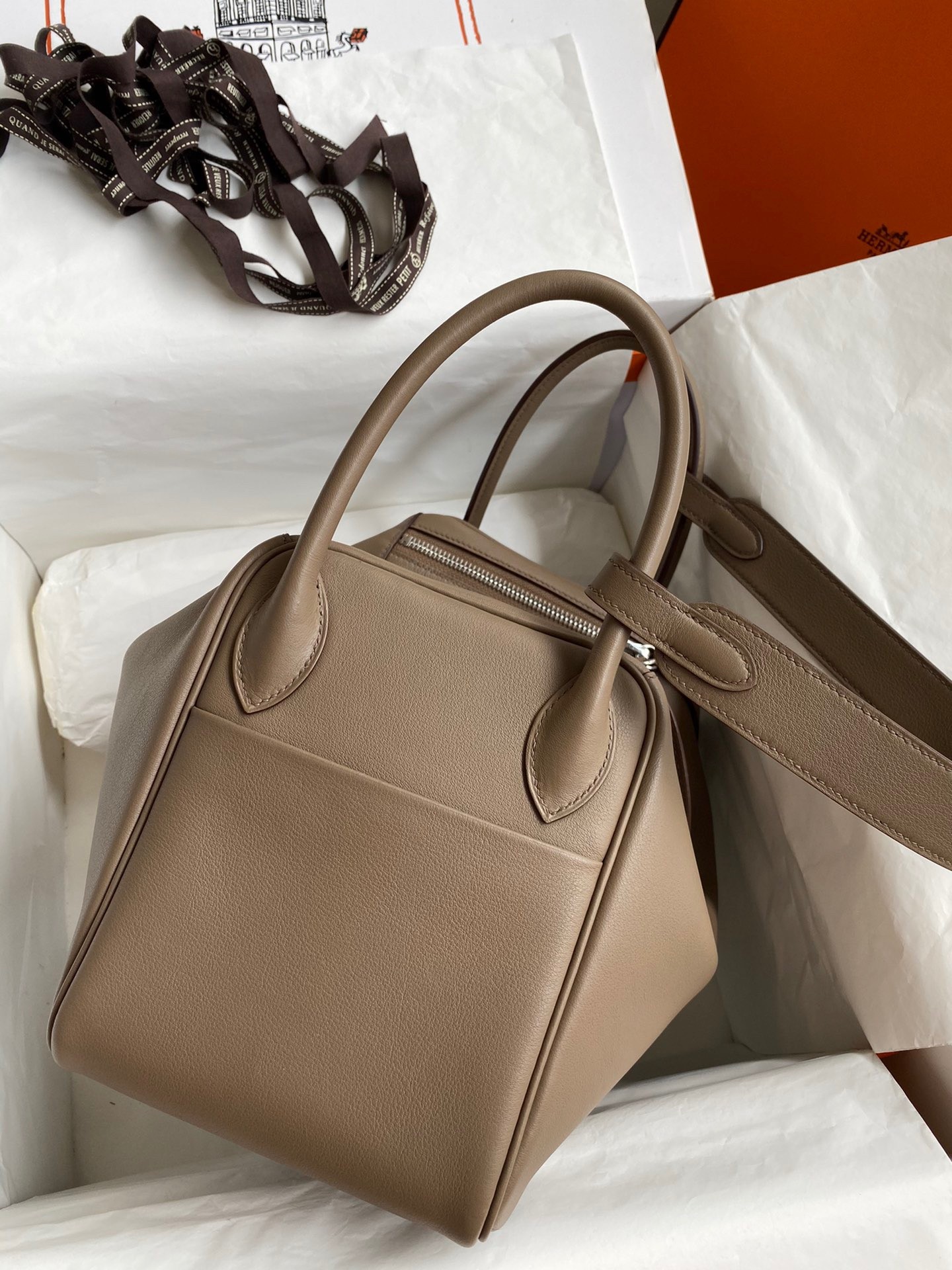 H**mes lindy 30 handmade bag in taupe swift calfskin