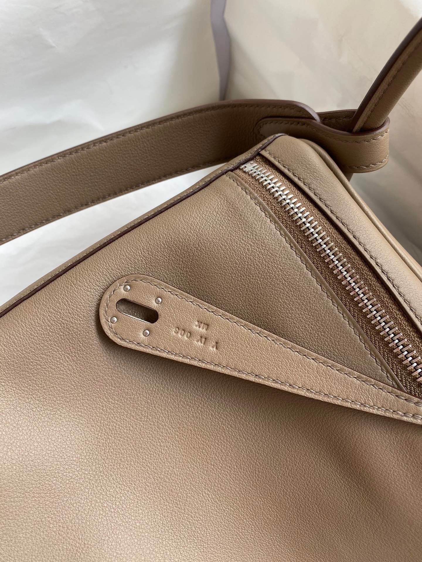 H**mes lindy 30 handmade bag in taupe swift calfskin