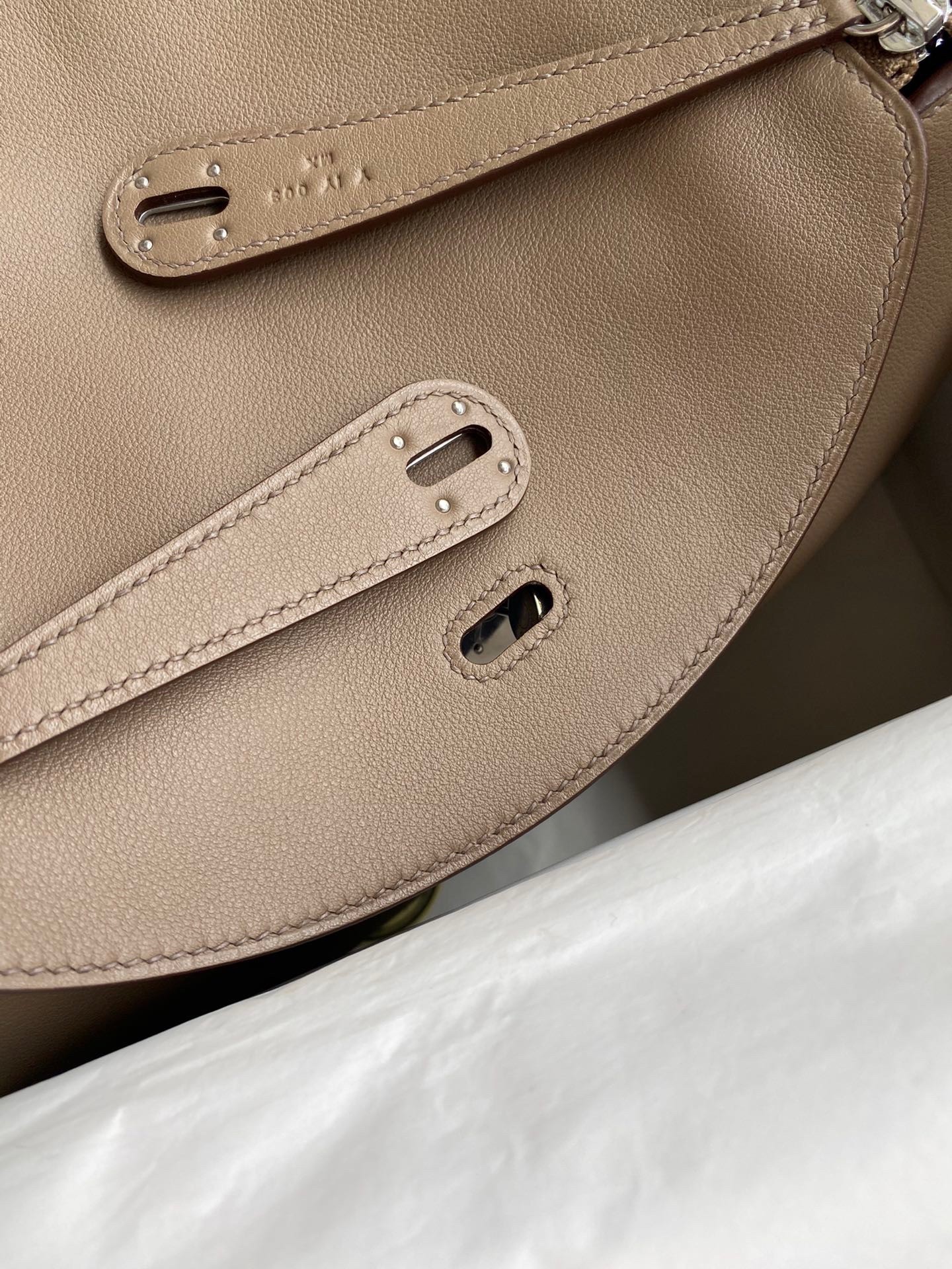 H**mes lindy 30 handmade bag in taupe swift calfskin