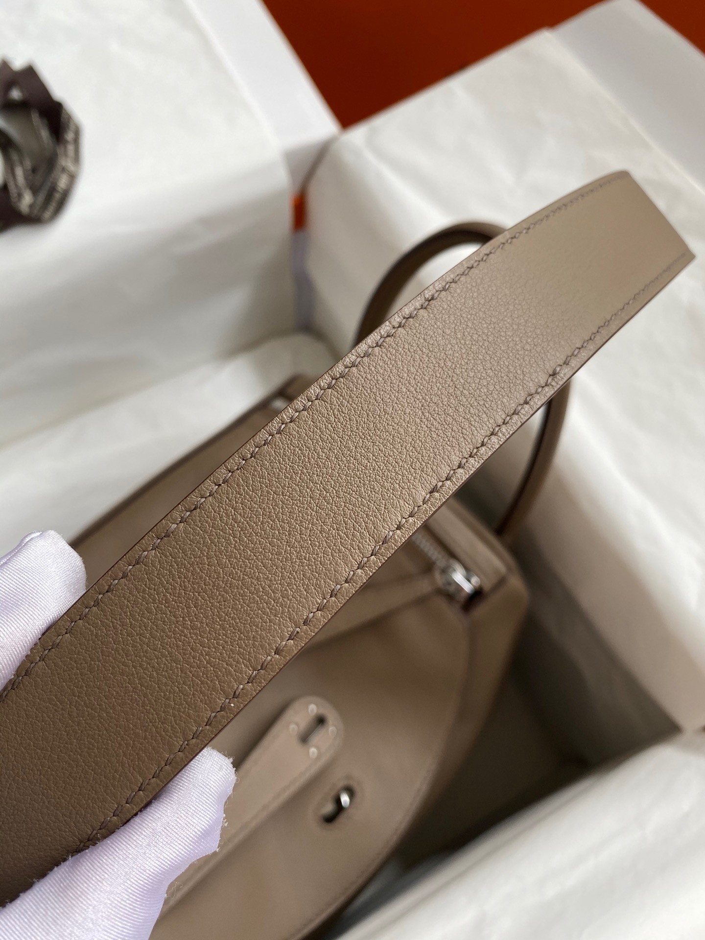 H**mes lindy 30 handmade bag in taupe swift calfskin