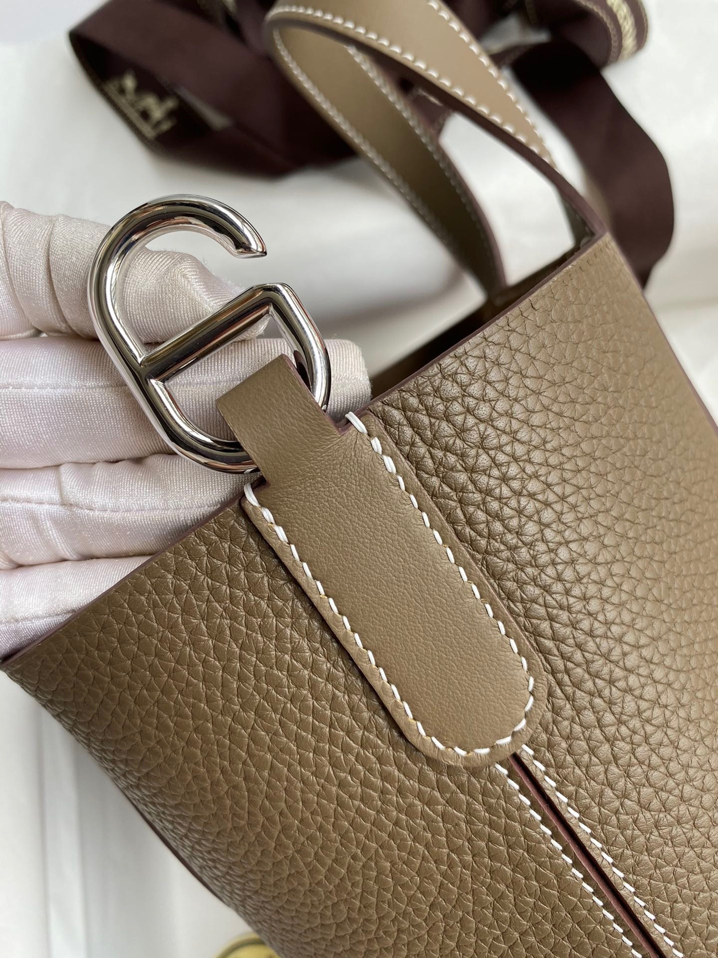 H**mes in the loop 18 handmade bag in taupe clemence leatherther