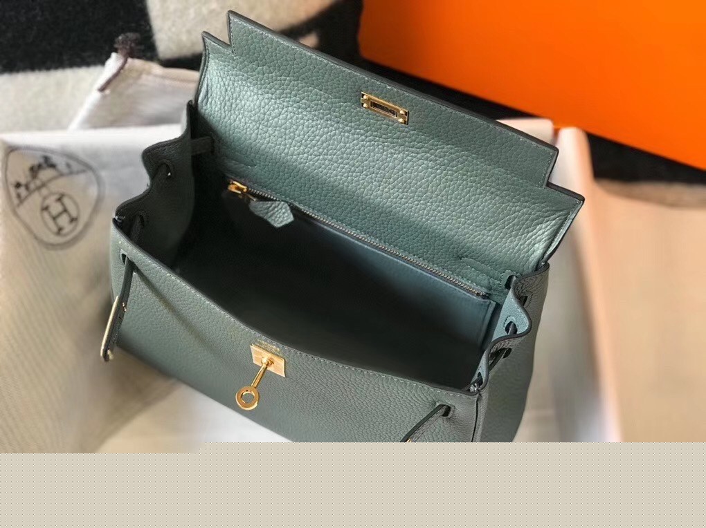H**mes kelly 25cm retourne bag in vert amande clemence leather