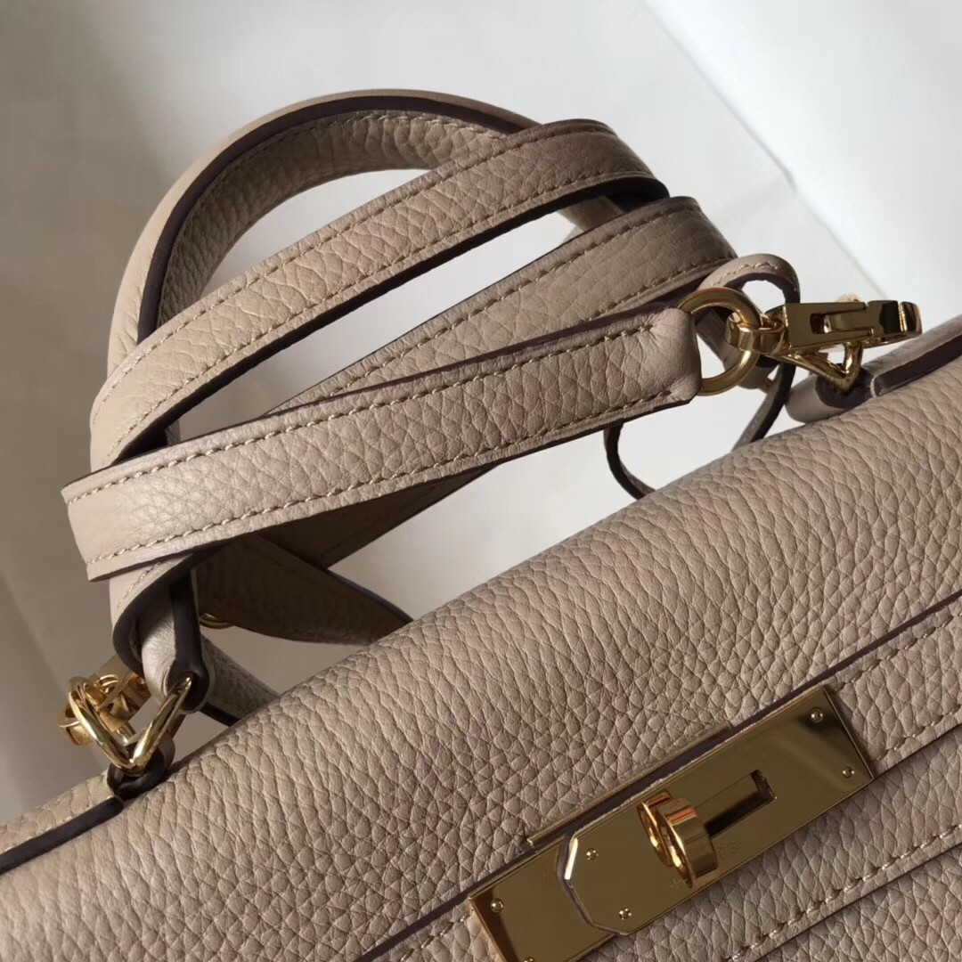H**mes kelly 28cm retourne bag in argile clemence leather