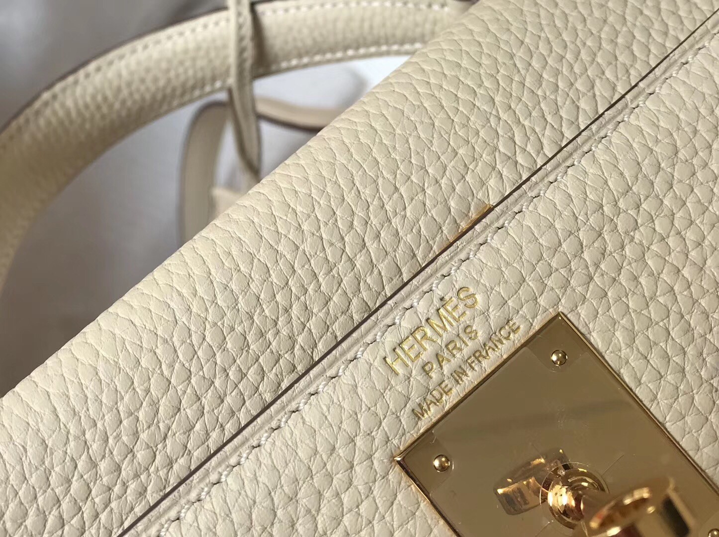 H**mes kelly 28cm retourne bag in beton clemence leather