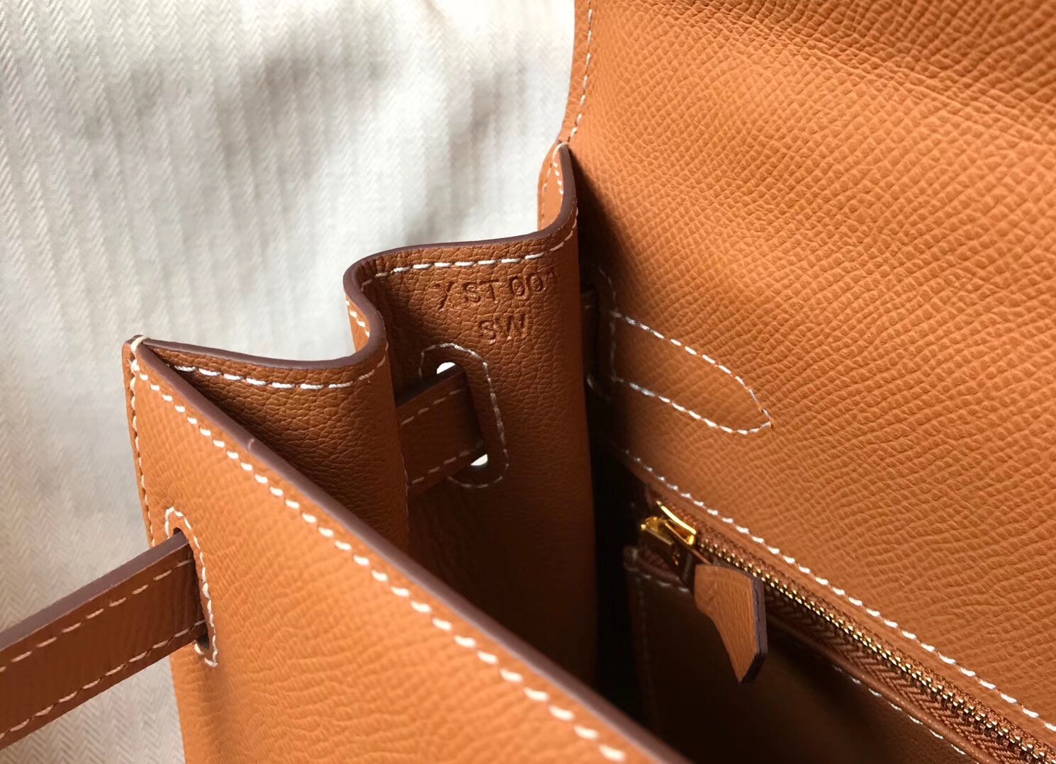 H**mes kelly 32cm sellier bag in gold epsom leather