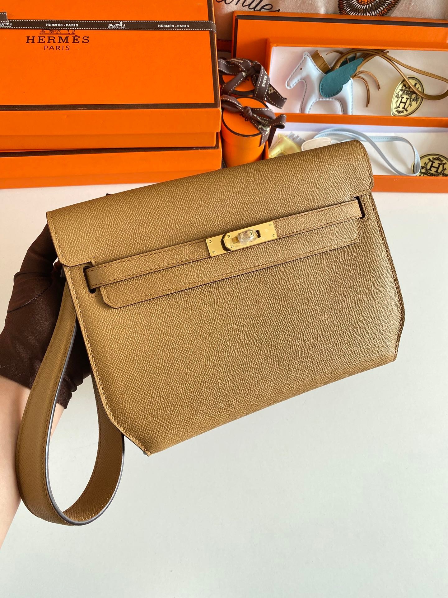 H**mes kelly depeches 25 pouch in sesame epsom calfskin
