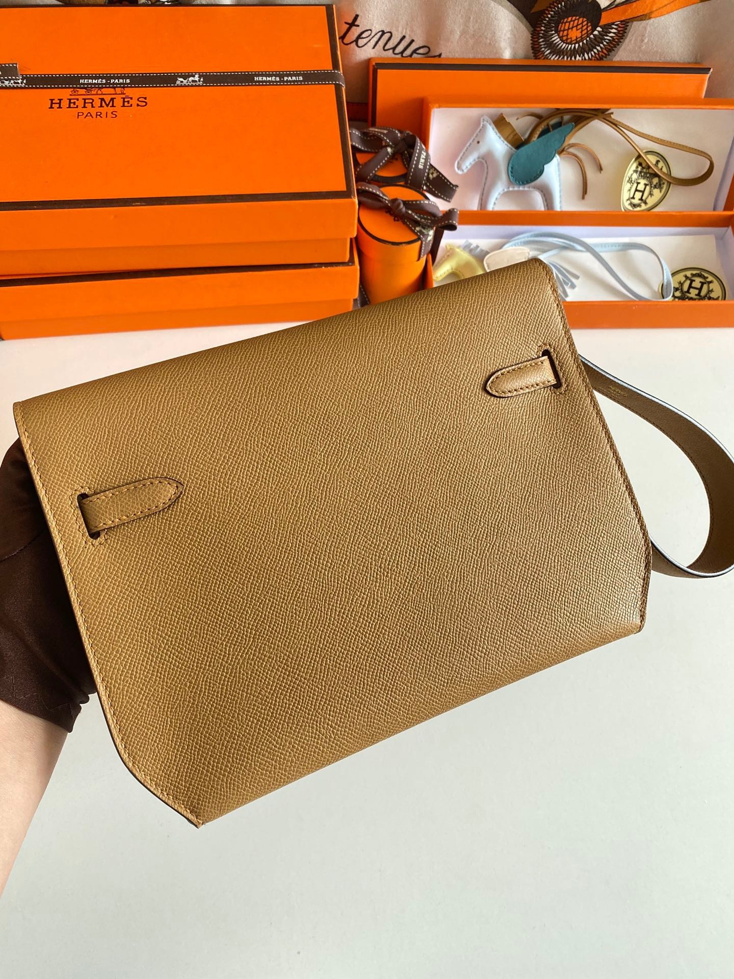 H**mes kelly depeches 25 pouch in sesame epsom calfskin