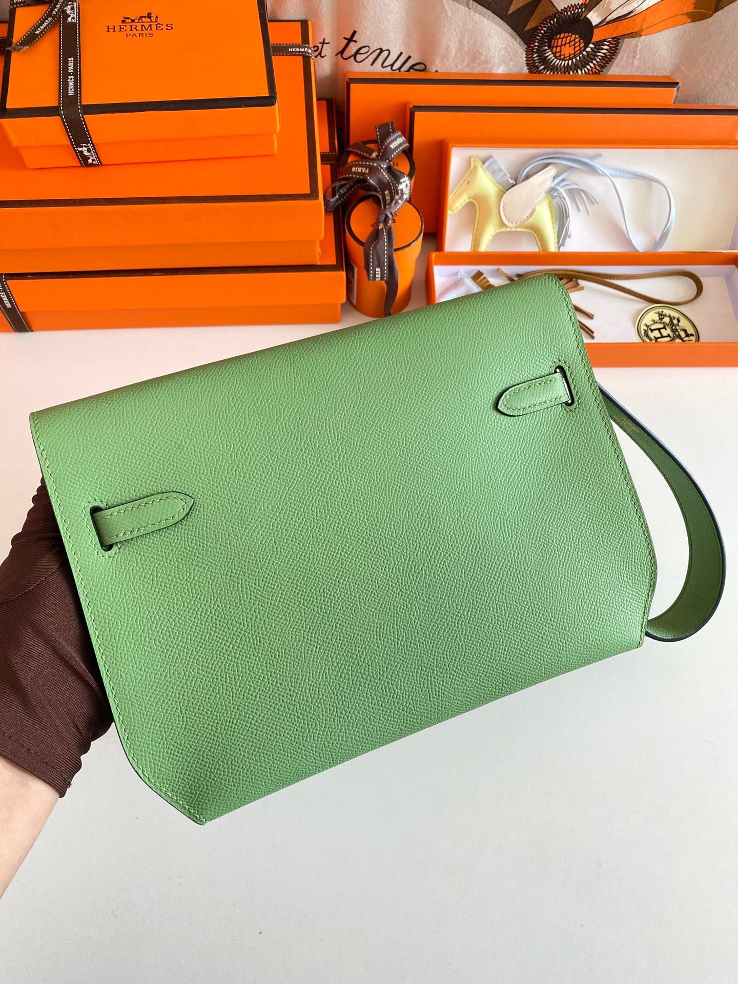 H**mes kelly depeches 25 pouch in vert criquet epsom calfskin
