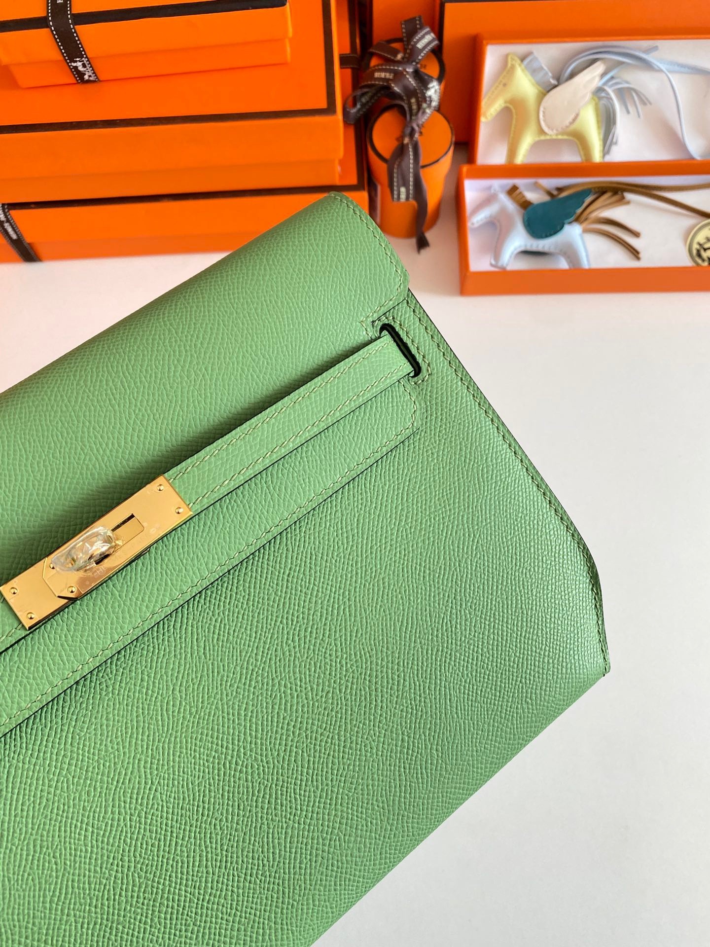 H**mes kelly depeches 25 pouch in vert criquet epsom calfskin