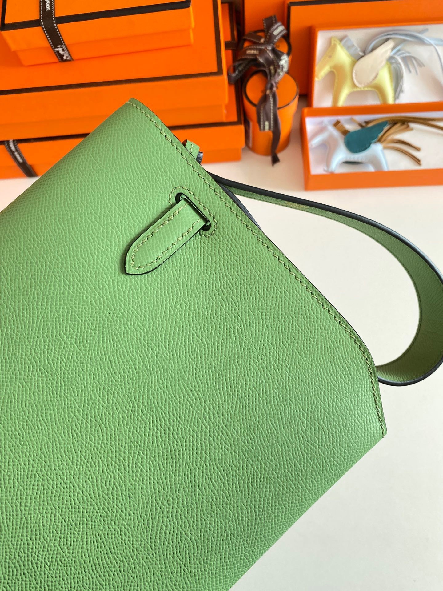 H**mes kelly depeches 25 pouch in vert criquet epsom calfskin