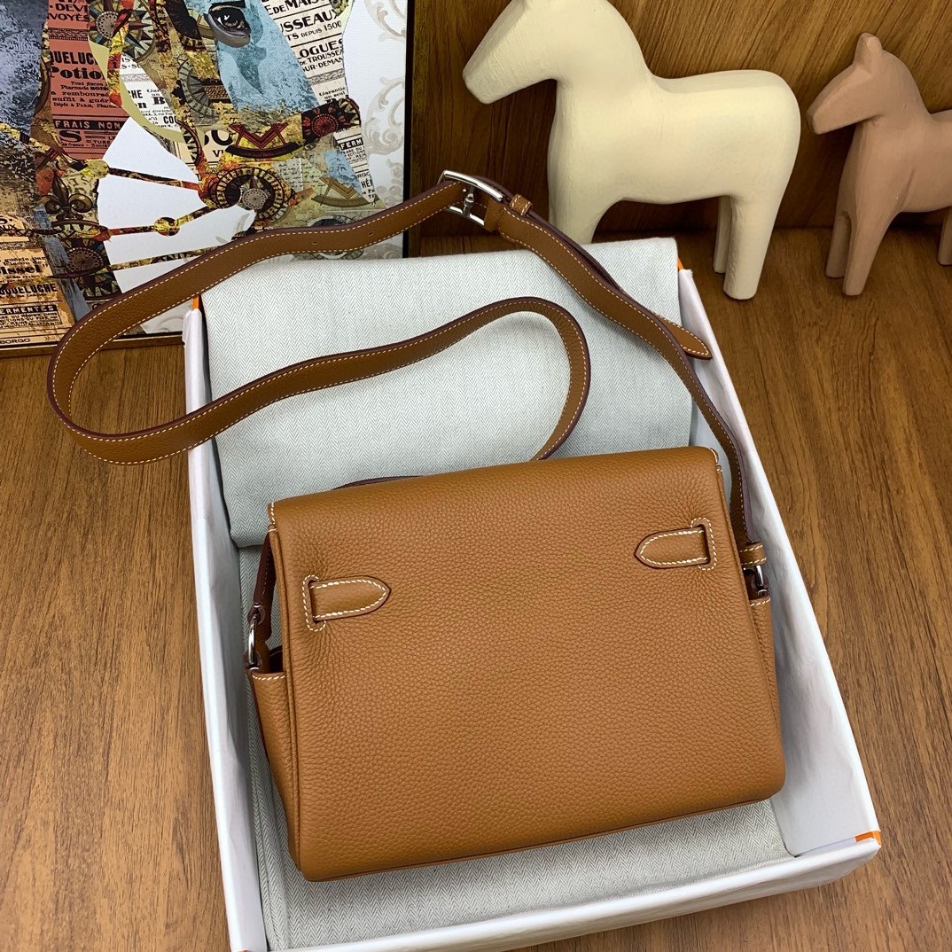 H**mes kelly messenger bag in gold clemence leather