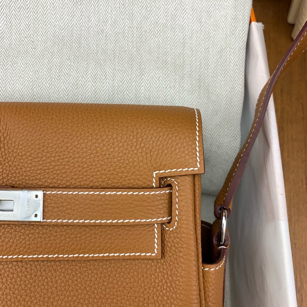 H**mes kelly messenger bag in gold clemence leather
