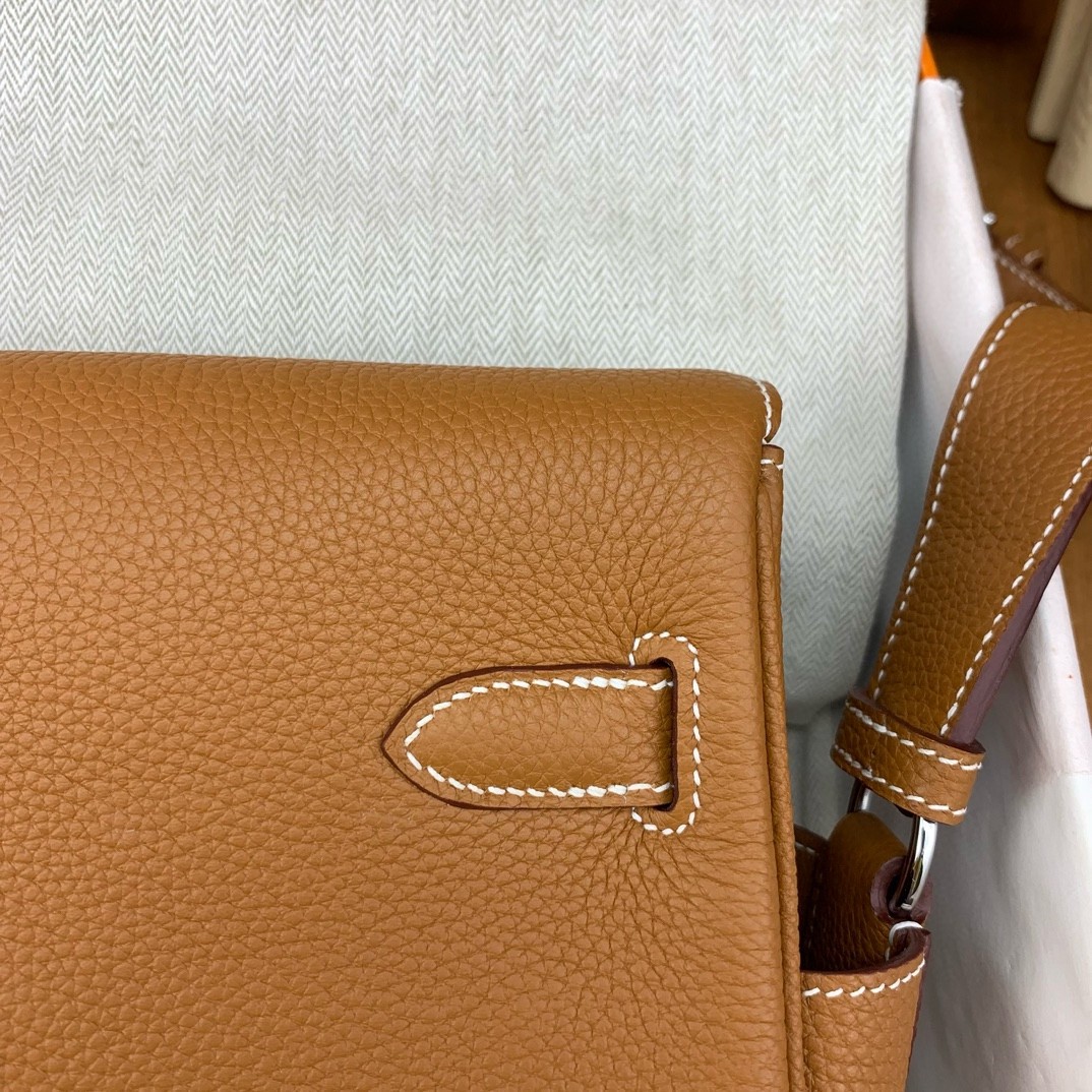 H**mes kelly messenger bag in gold clemence leather