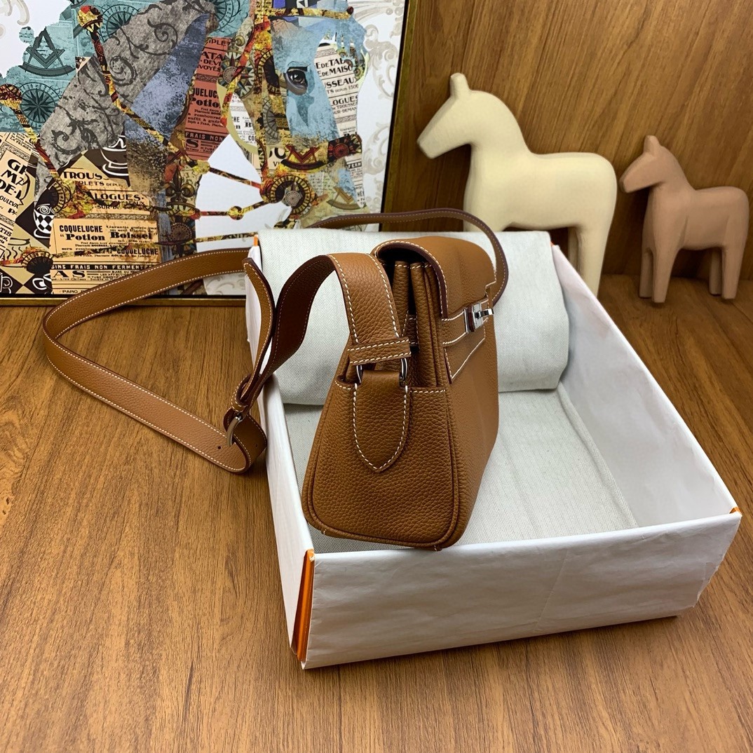 H**mes kelly messenger bag in gold clemence leather