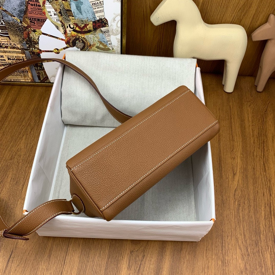 H**mes kelly messenger bag in gold clemence leather