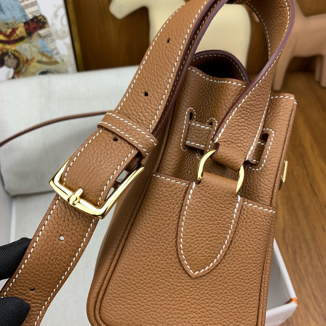 H**mes kelly messenger bag in gold clemence leather