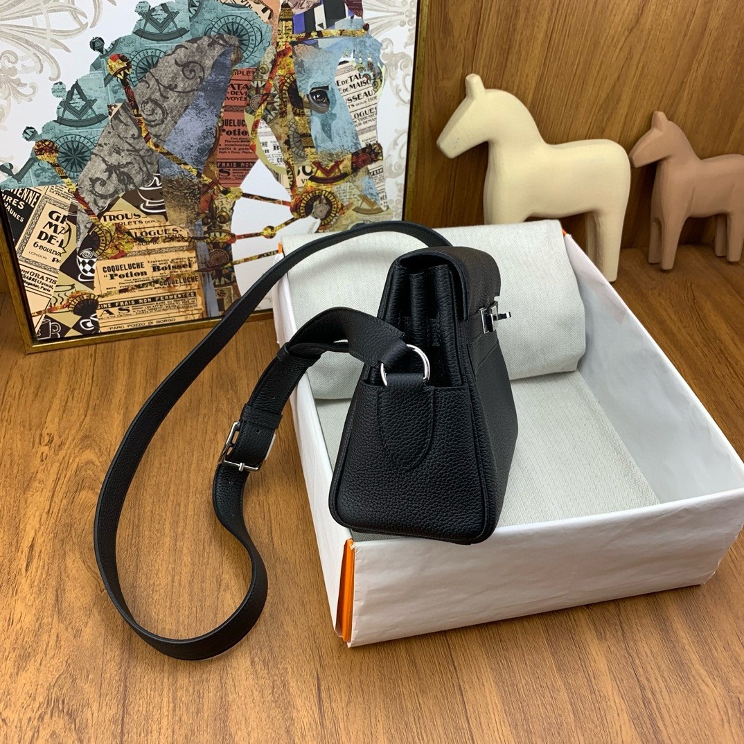 H**mes kelly messenger bag in black clemence leather