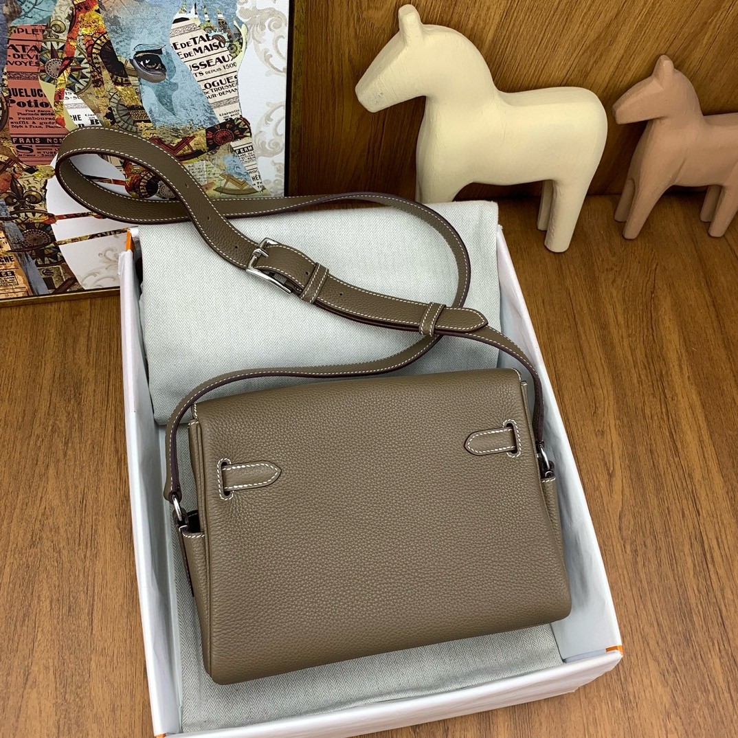 H**mes kelly messenger bag in taupe clemence leather